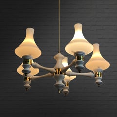 Araña nórdica minimalista con pantallas de cristal, fabricada por Lival, Finlandia, años 70