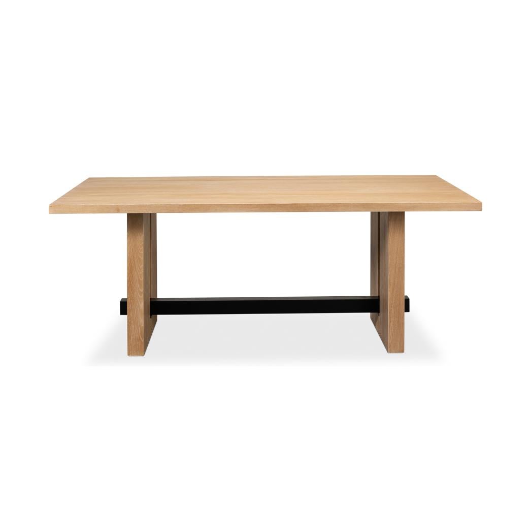 Ein minimalistisches Design, das die heitere Schönheit des nordischen Stils widerspiegelt. Die Tischplatte aus glatter, natürlicher Eiche bietet eine warme, einladende Oberfläche für Ihren Essbereich.

Die schlichte Silhouette des Tisches wird durch