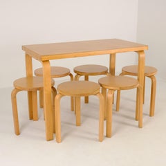 Nordische Moderne Alvar Aalto Satz von 6 Hockern mit L-Beinen 60 und Tisch aus Birke, Artek 1930s