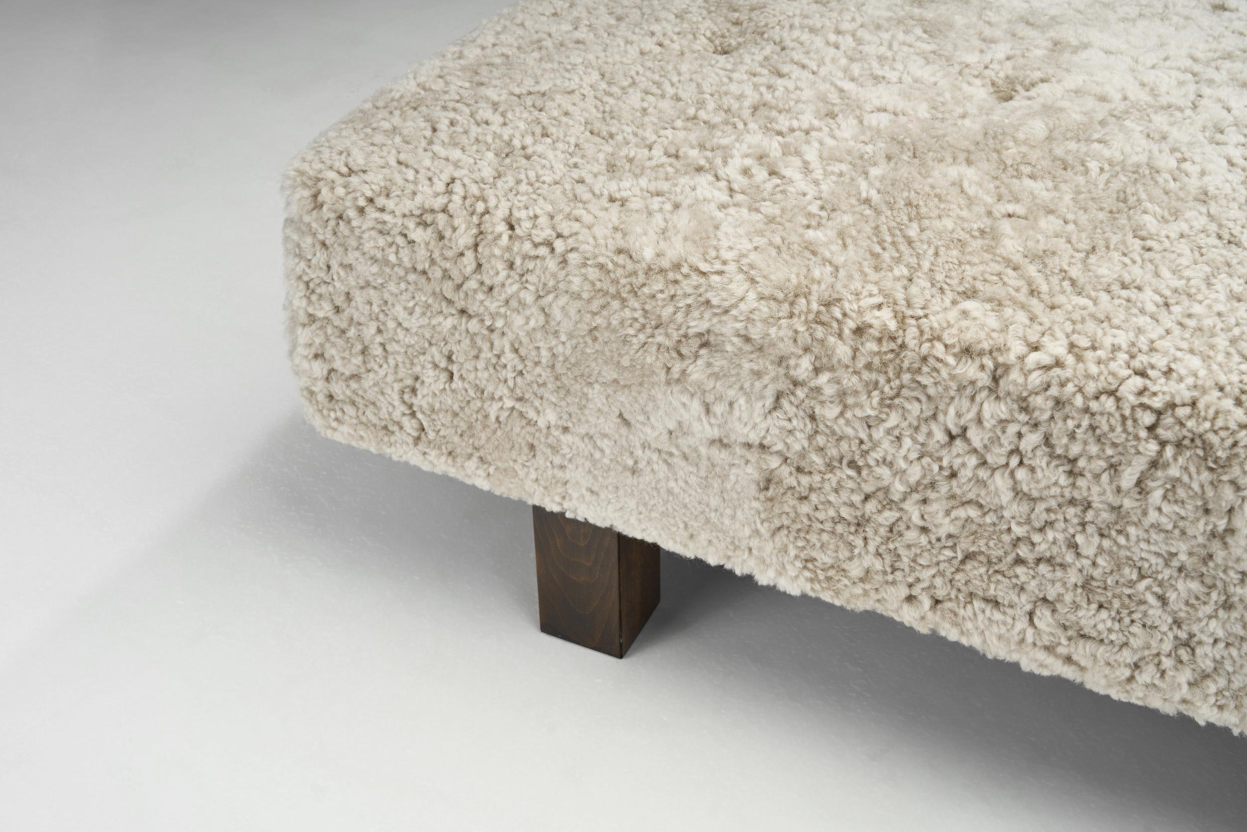 Nordic Modern Daybed in Sheepskin, Scandinavia, ca 1950s 6