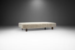 Cama nórdica moderna de piel de oveja, Escandinavia, ca. 1950