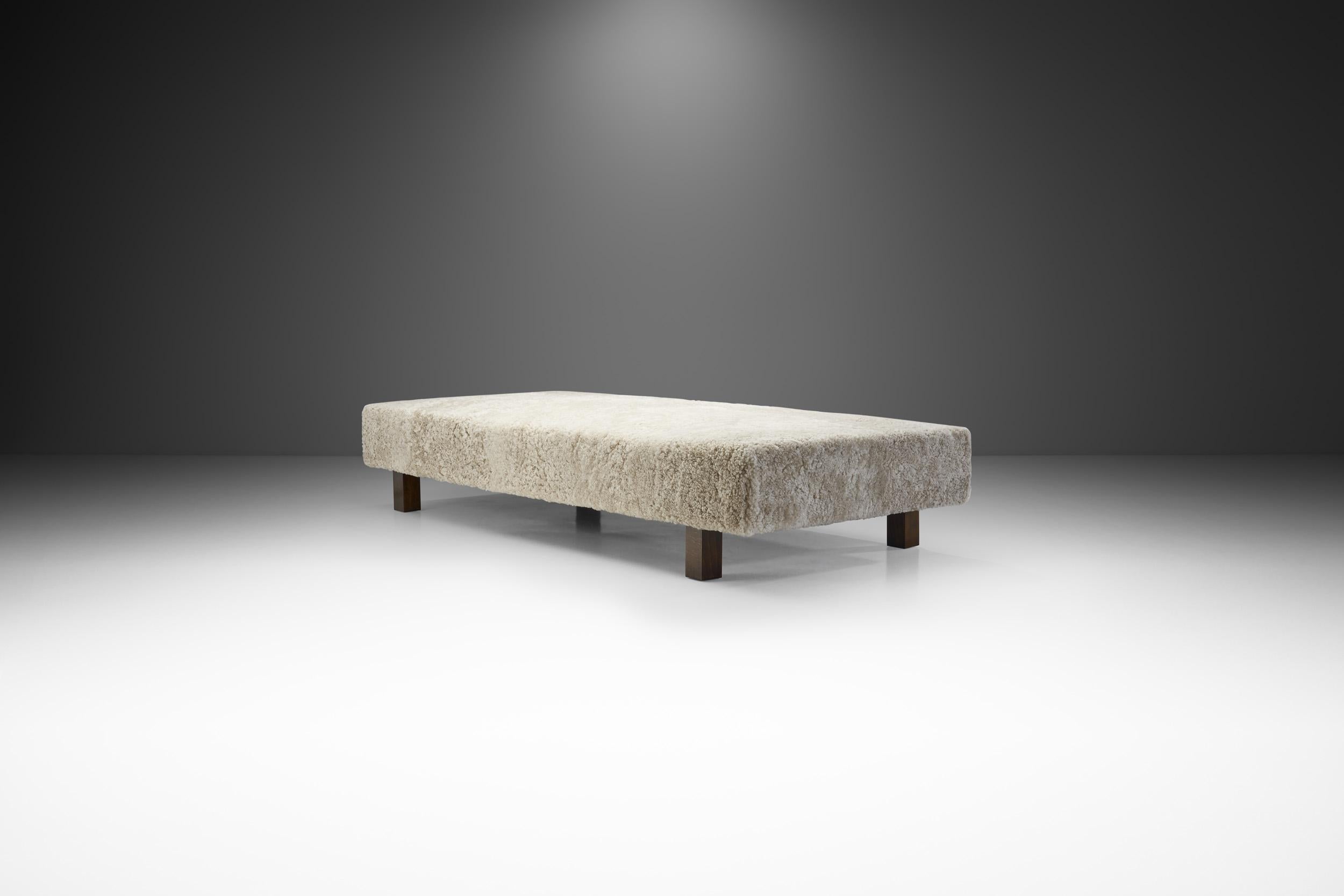 Nordic Modern Daybed in Sheepskin, Scandinavia, ca 1950s In Good Condition In Utrecht, NL