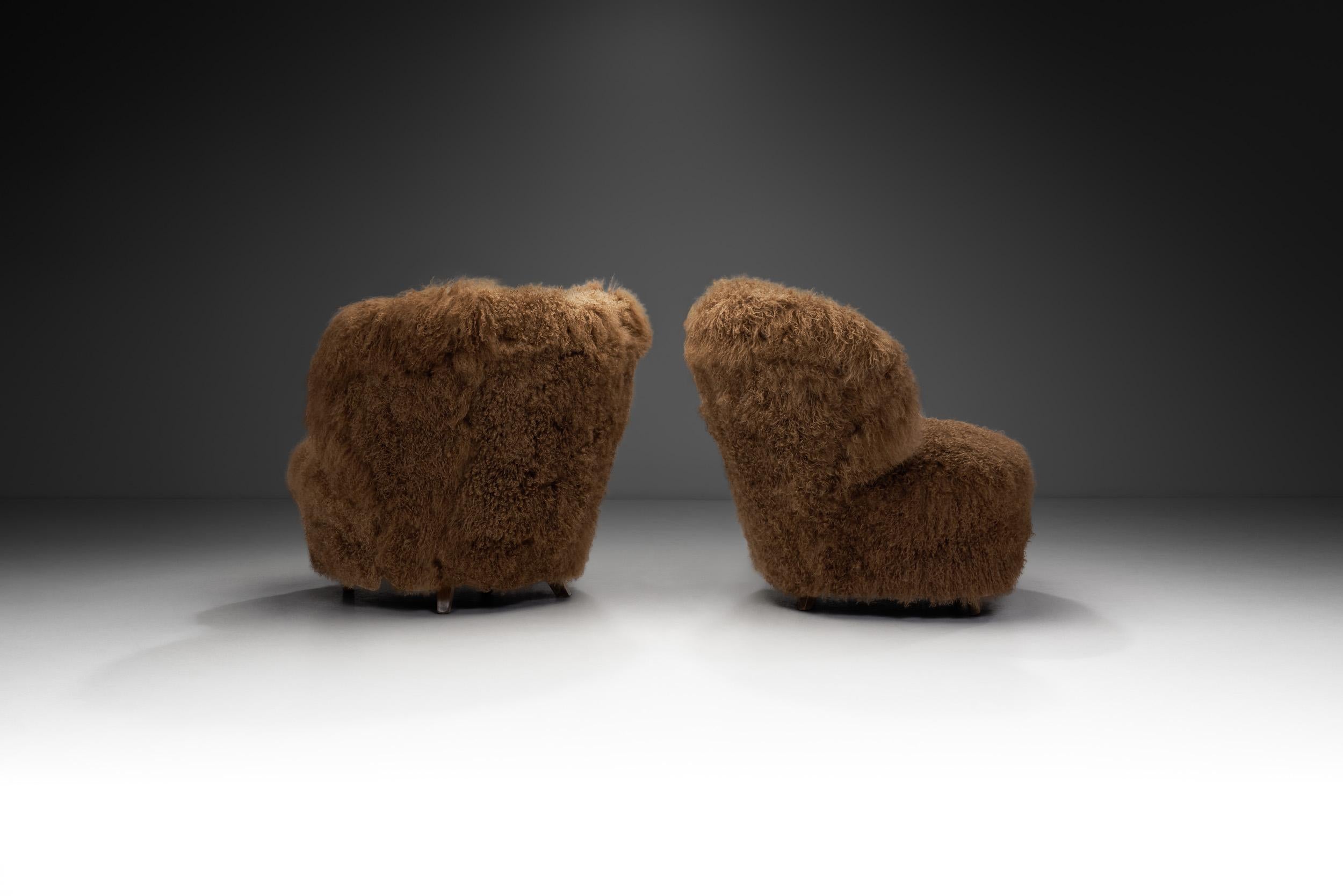 Nordic Modern Lounge Chairs in Longhair Sheepskin, Finland ca 1950s In Good Condition For Sale In Utrecht, NL