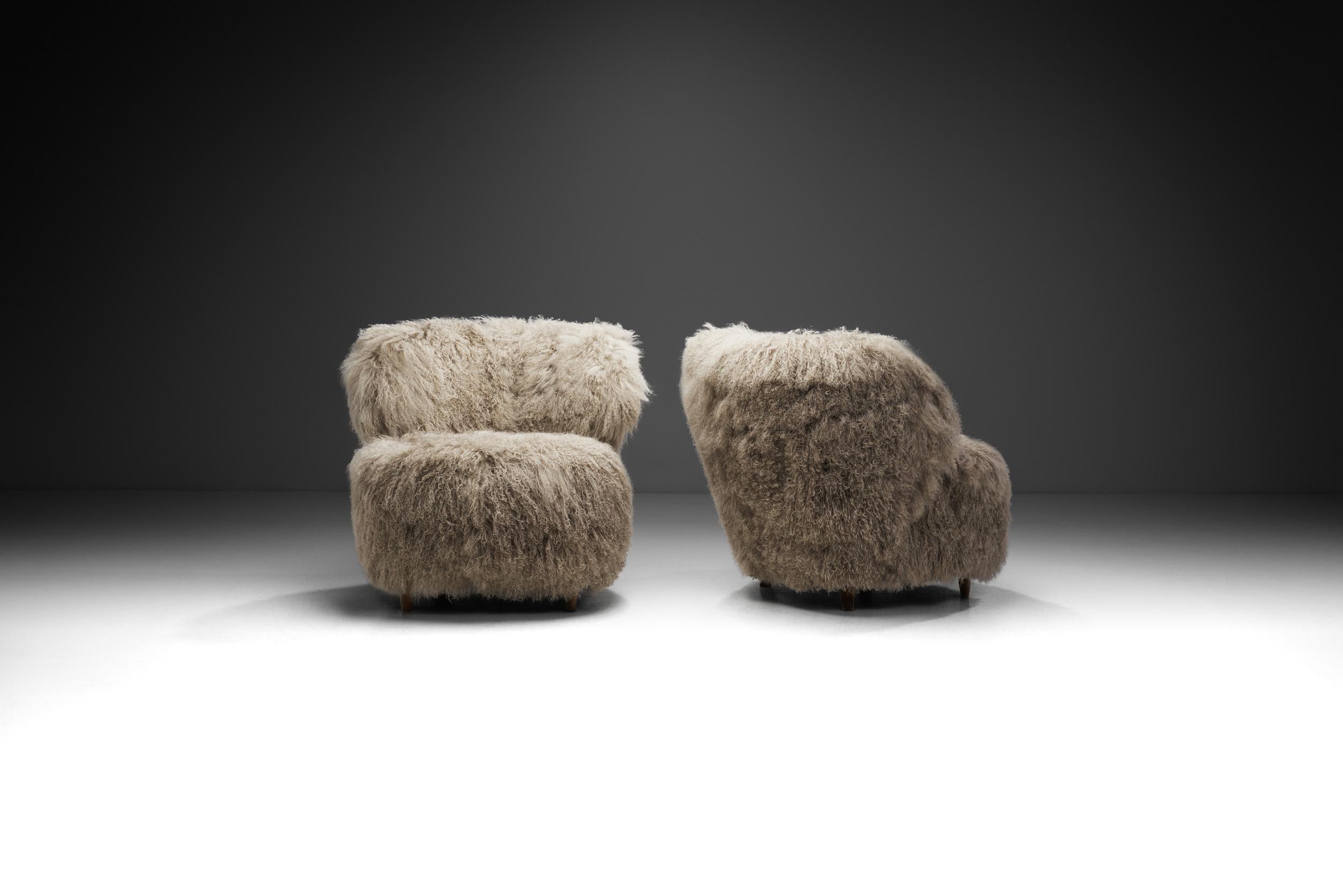 Nordic Modern Lounge Chairs in Mongolian Shearling, Finland ca 1950s In Good Condition For Sale In Utrecht, NL