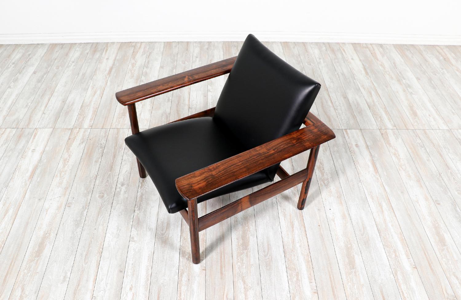 Expertly Restored - Nordic Modern Sculpted Rosewood Reclining Lounge Chair In Excellent Condition For Sale In Los Angeles, CA
