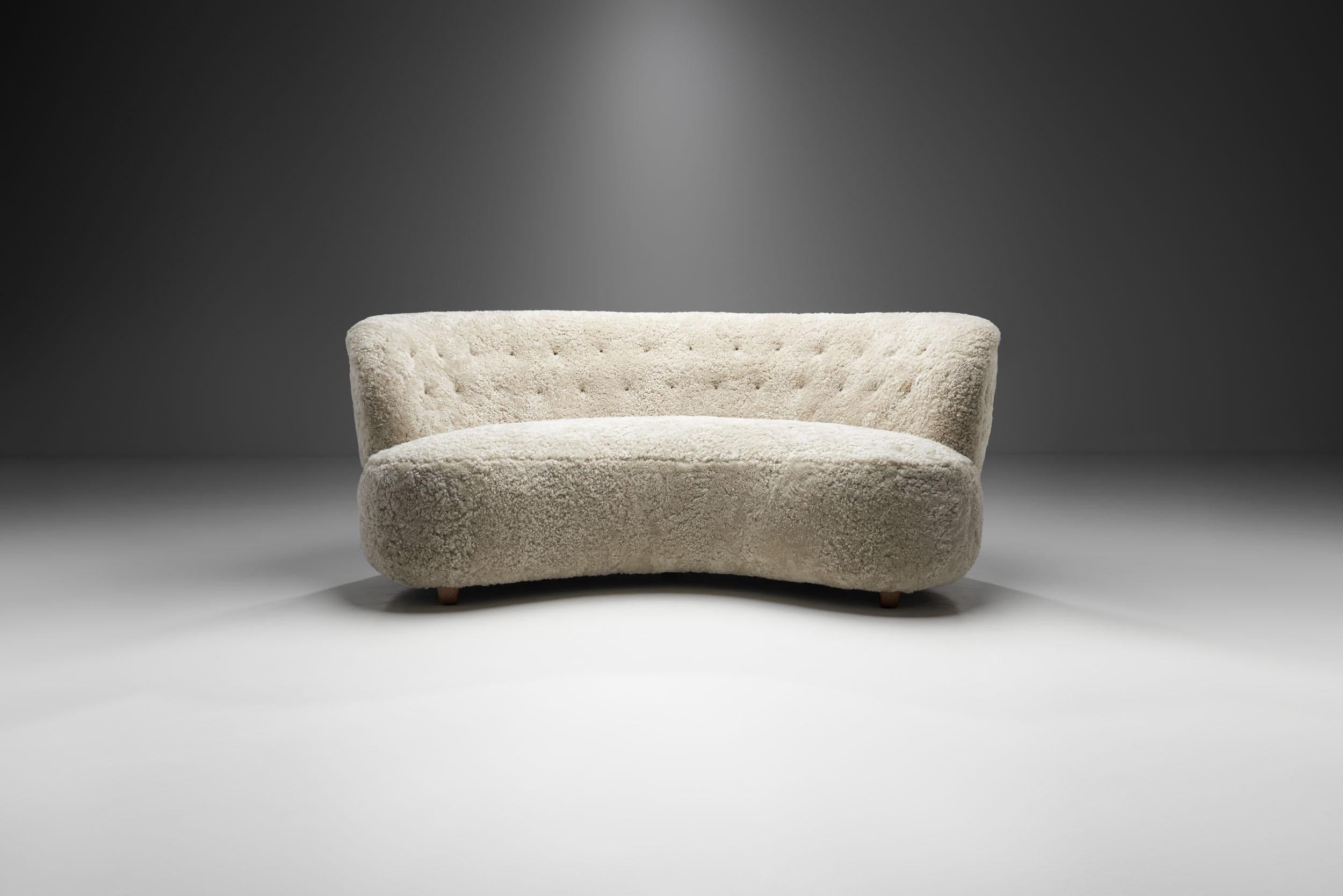 Nordic Modern Sofa in Sheepskin, Scandinavia mid-20th century In Good Condition For Sale In Utrecht, NL