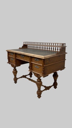 Bureau nordique néo-renaissance avec surface d'écriture en cuir, Circa 1900