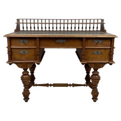 Bureau nordique néo-renaissance avec surface d'écriture en cuir, Circa 1900
