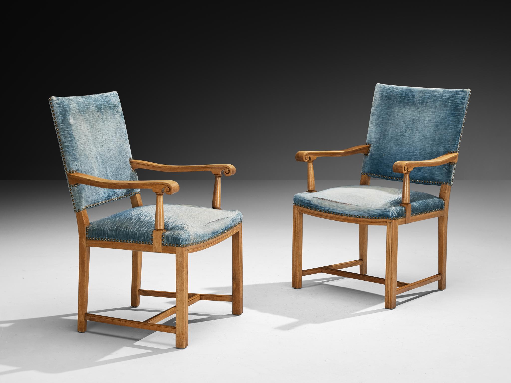 Paar Sessel, Samt, Nussbaum, Messing, Dänemark, 1940er Jahre 

Dieses Paar Esszimmerstühle, das in den 1940er Jahren von einem dänischen Tischler hergestellt wurde, stellt eine sorgfältige Balance zwischen Funktionalität und schlichter Eleganz dar.