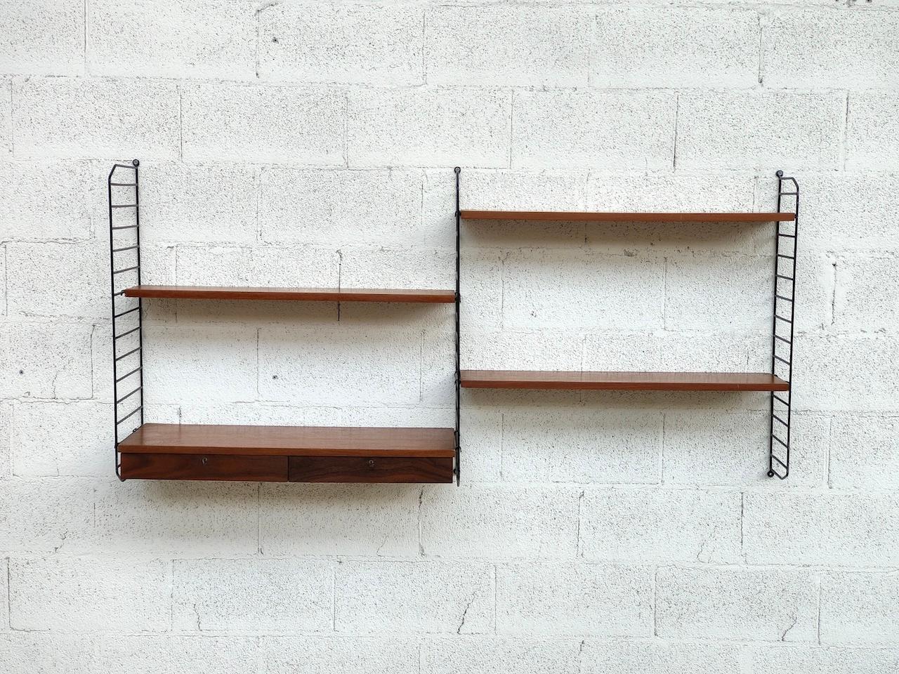Nordic-Scandinavian-style stripes bookcase from the 1960s.
Scandinavian design in teak and metal. Shelf with mini chest of drawers.
Essential, light and elegant design. Due to its size and image, it can be placed in environments with very