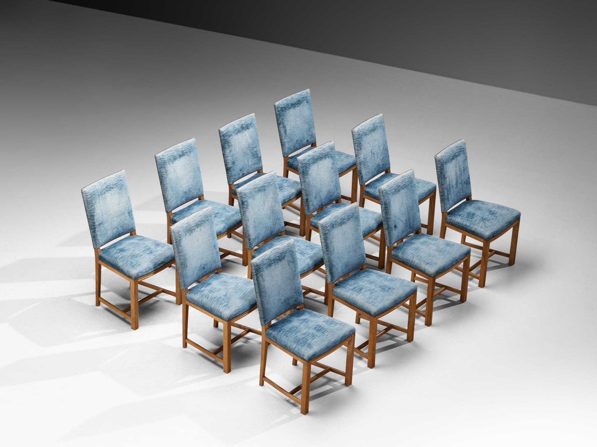 Satz von zwölf Esszimmerstühlen, Samt, Nussbaum, Messing, Dänemark, 1940er Jahre 

Dieses große Set aus zwölf Esszimmerstühlen, das in den 1940er Jahren von einem dänischen Tischler hergestellt wurde, stellt eine sorgfältige Balance zwischen