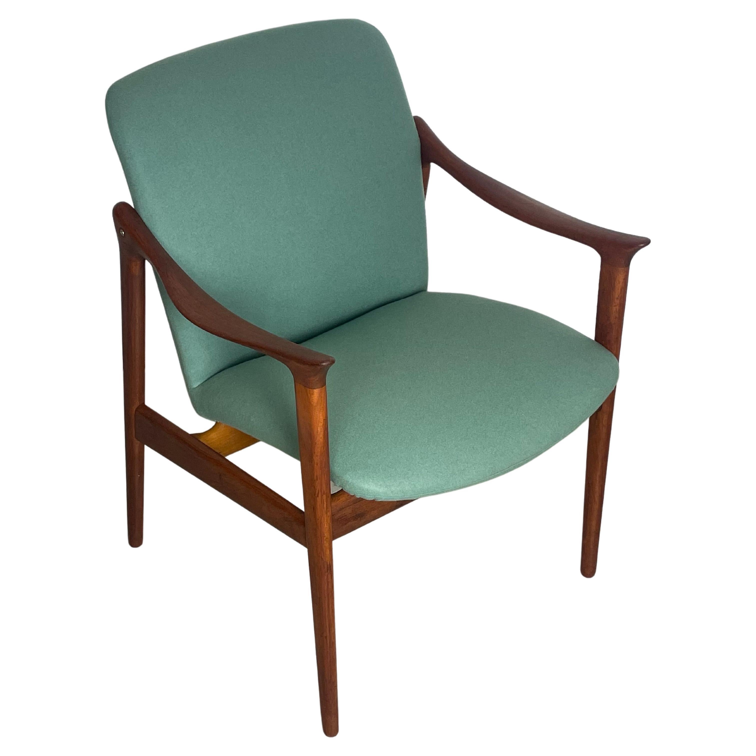 Ein sehr seltener Armlehnstuhl aus Teakholz, entworfen von Fredrik A. Kayser. Hergestellt in Norwegen in den 1950er Jahren von dem Möbelhersteller Vatne Lenestolfabrikk. Der Stuhl wurde komplett restauriert und mit einem hochwertigen Wollstoff neu