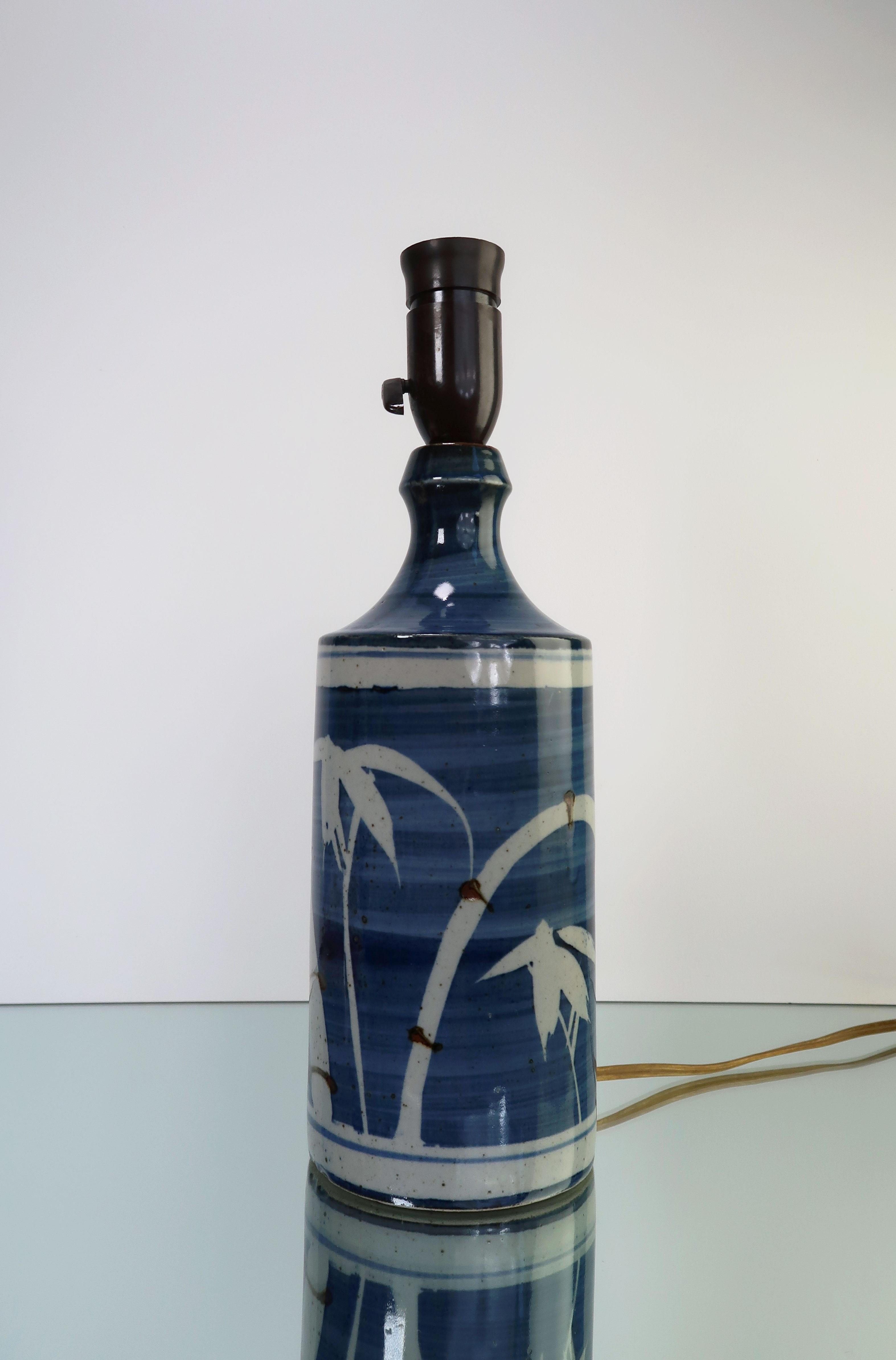 Lampe de table en céramique bleue et blanche à décor de palmiers des années 1970 en vente 2