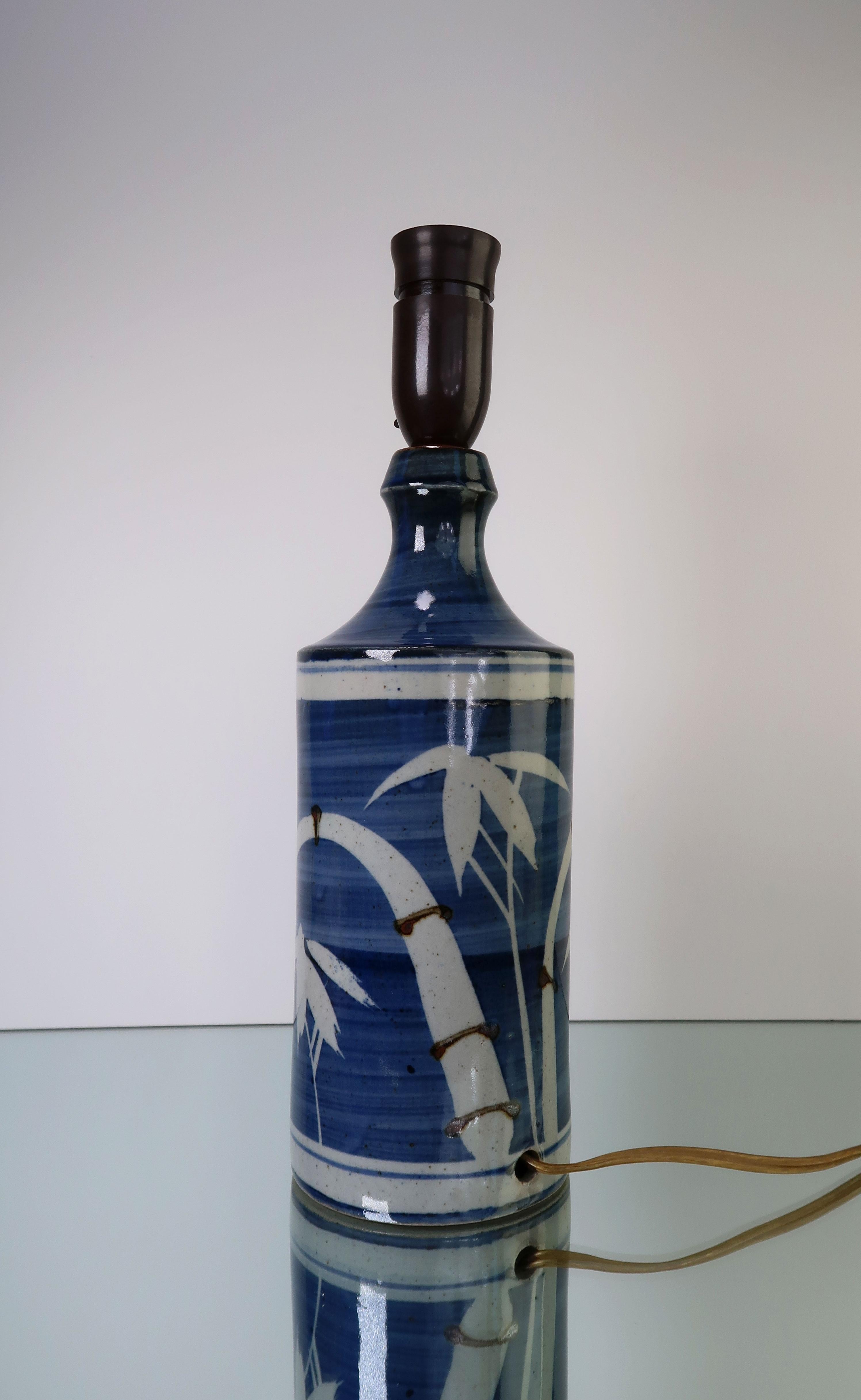 Scandinave Lampe de table en céramique bleue et blanche à décor de palmiers des années 1970 en vente