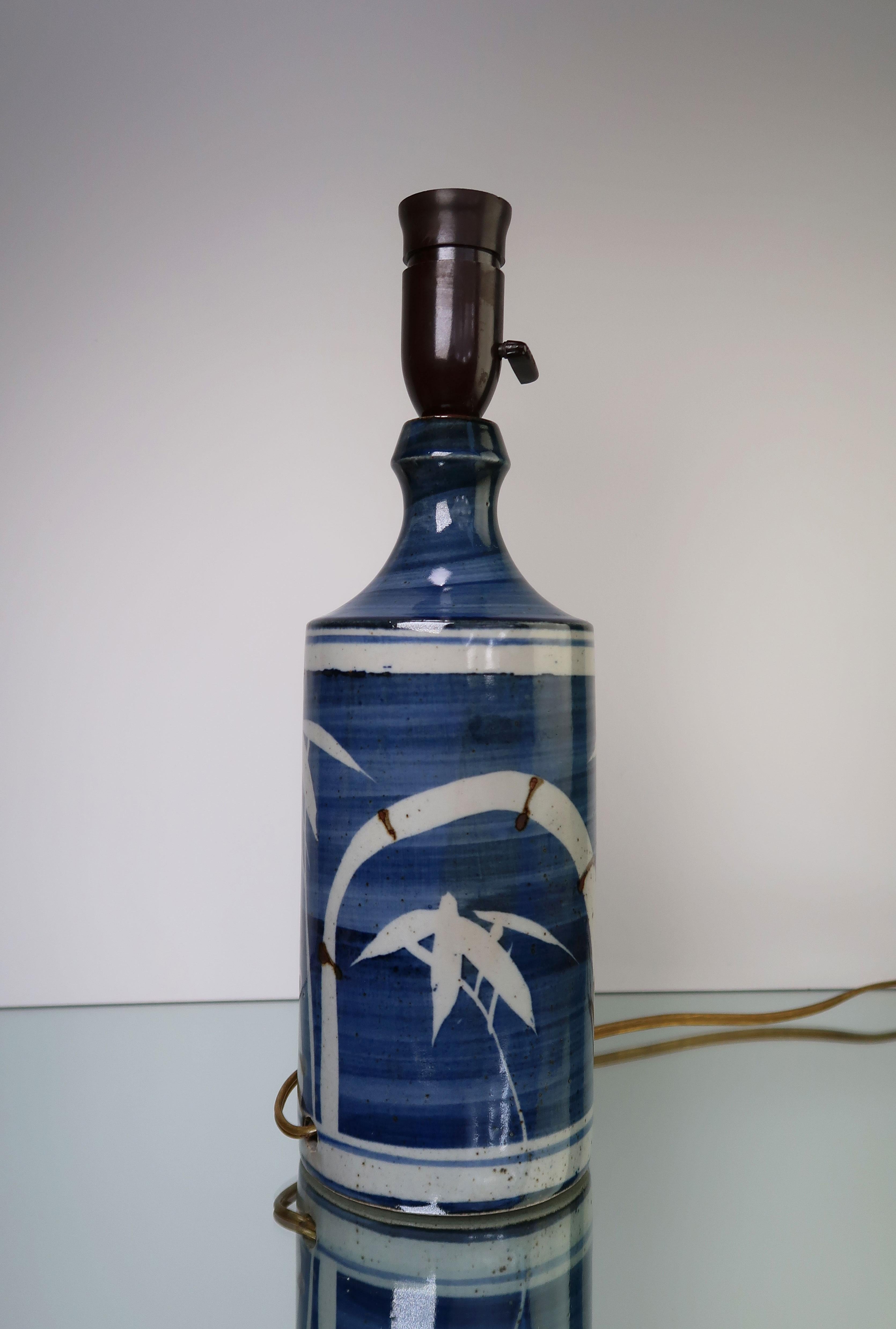 Vernissé Lampe de table en céramique bleue et blanche à décor de palmiers des années 1970 en vente