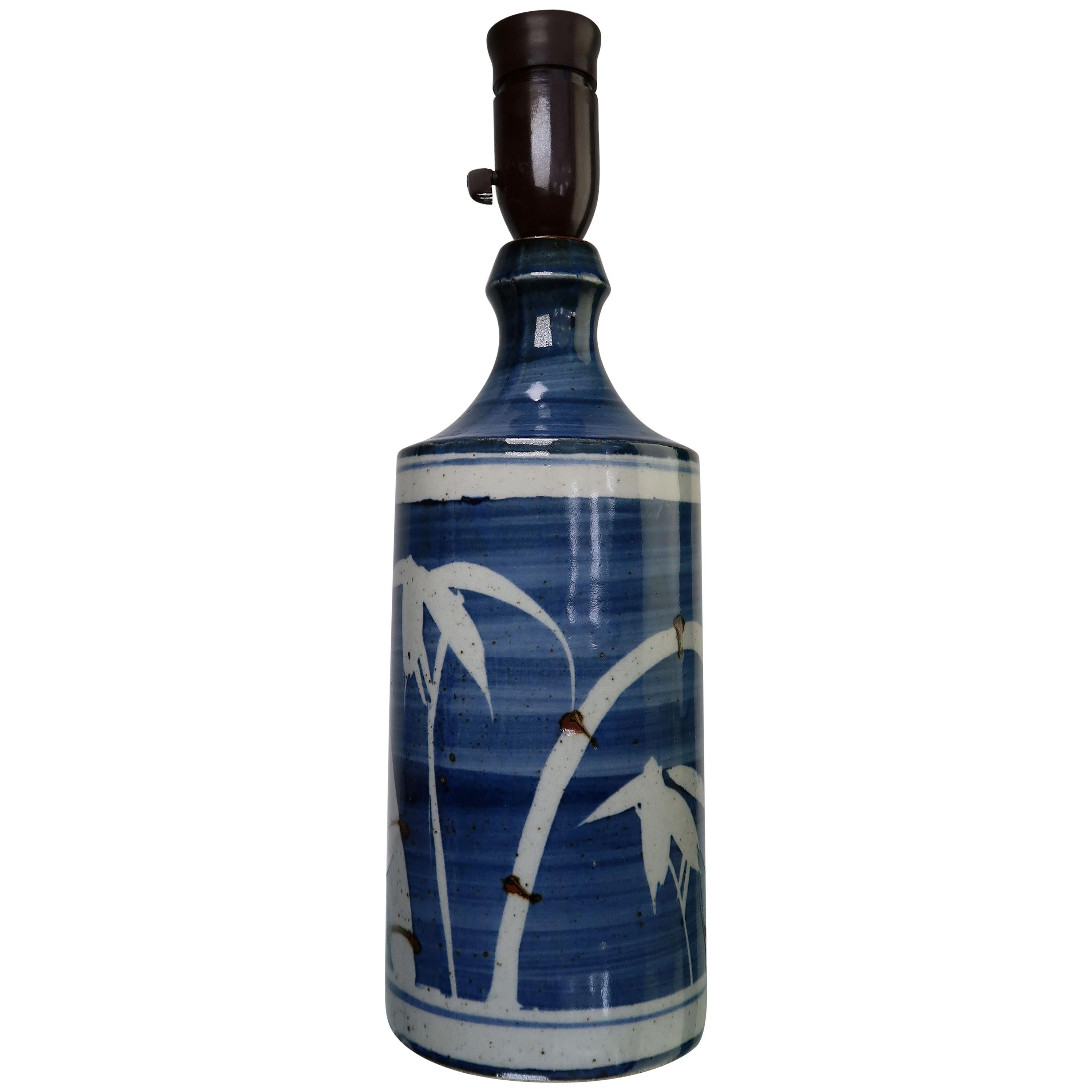 Lampada da tavolo in ceramica decorata con palme bianche e blu degli anni '70