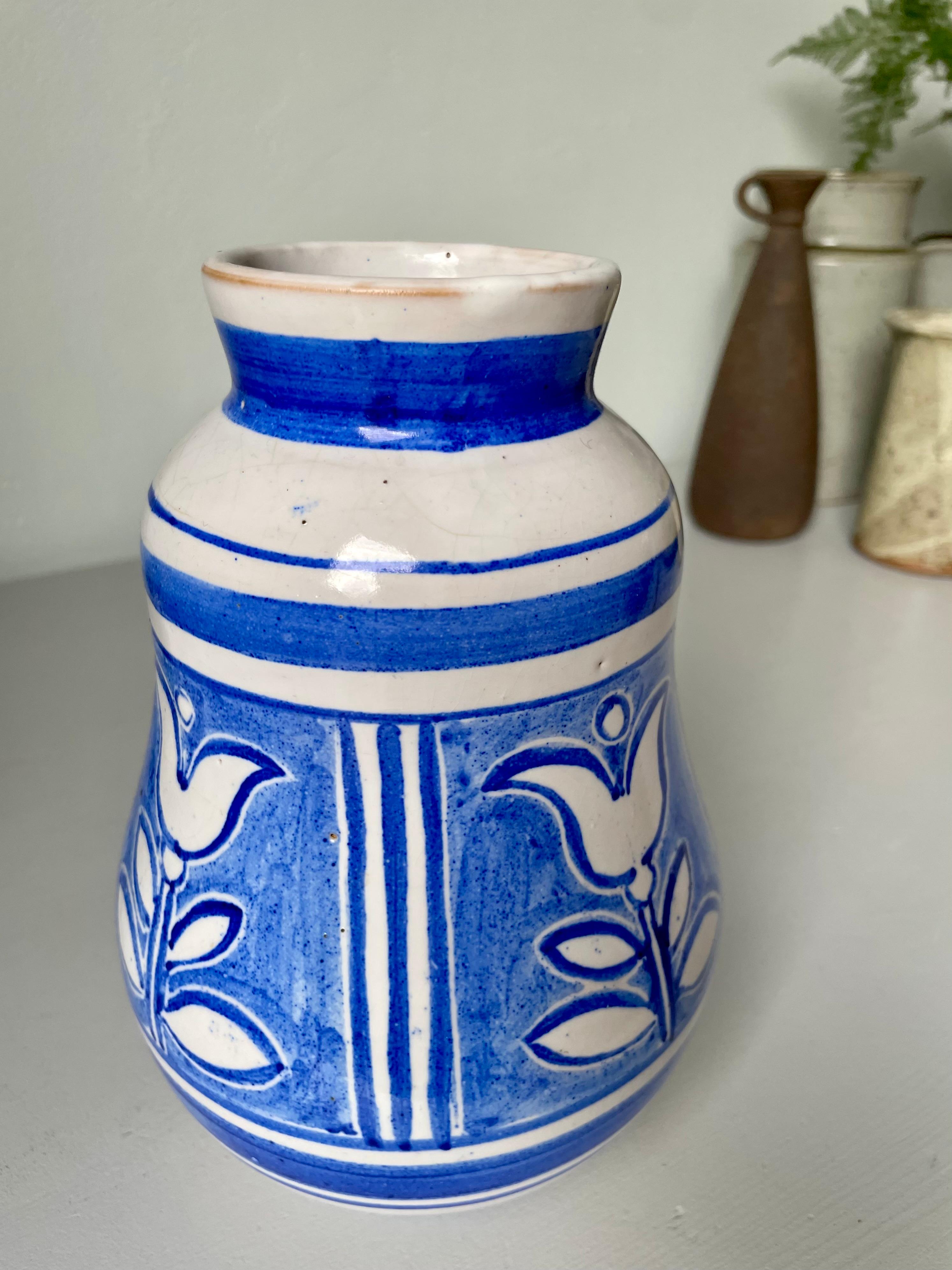 Nordic White Handdekorierte blaue, geblümte Keramikvase in Weiß, 1950er Jahre im Angebot 4