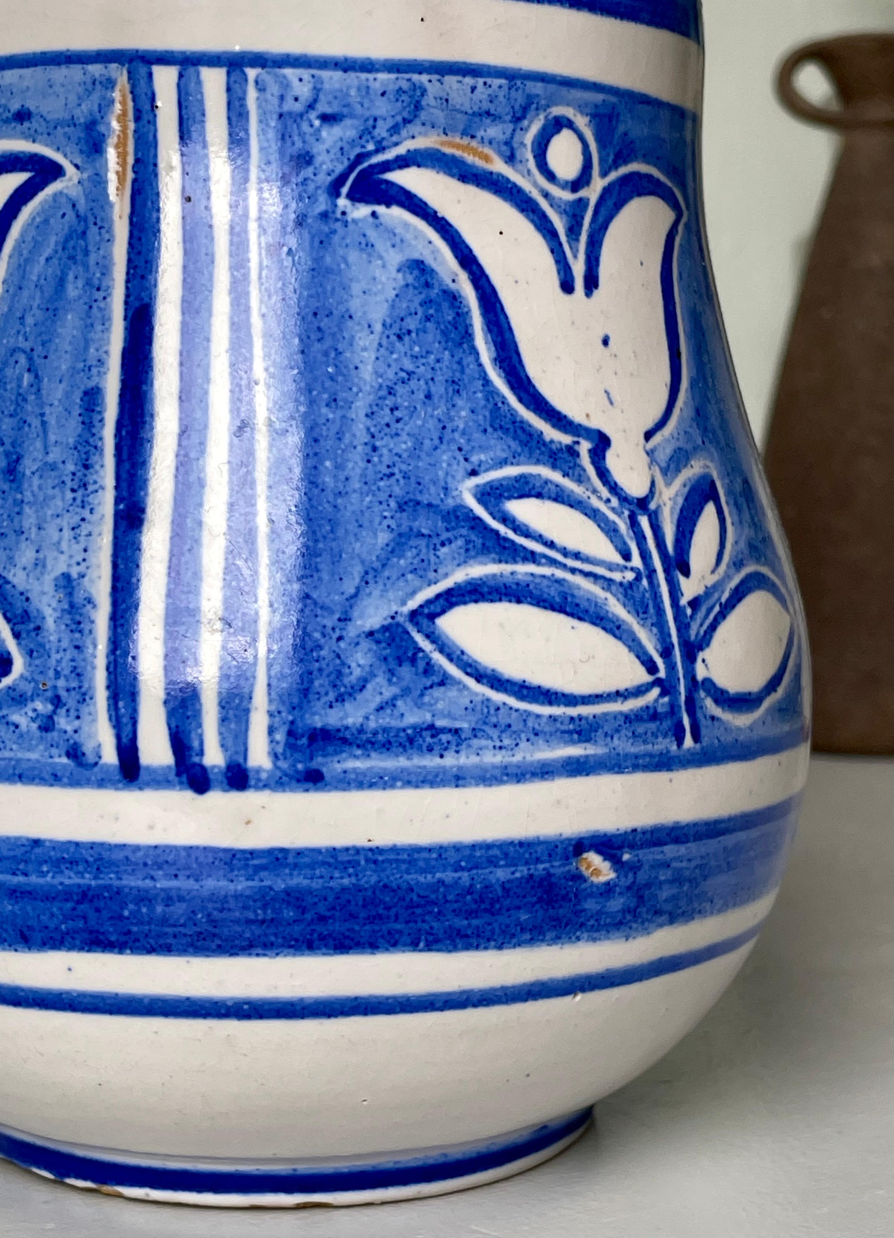 Nordic White Handdekorierte blaue, geblümte Keramikvase in Weiß, 1950er Jahre im Angebot 6