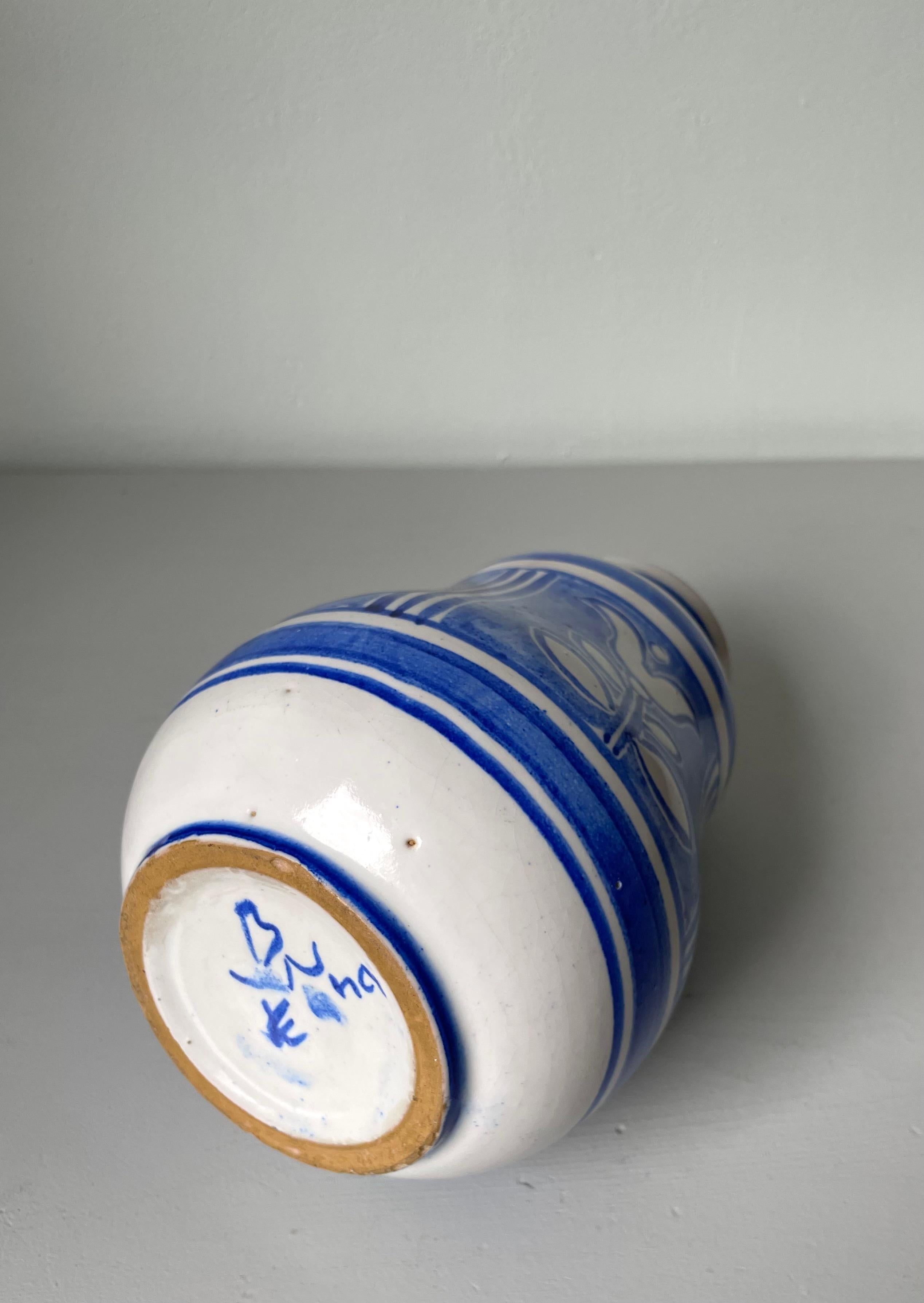 Nordic White Handdekorierte blaue, geblümte Keramikvase in Weiß, 1950er Jahre im Angebot 7