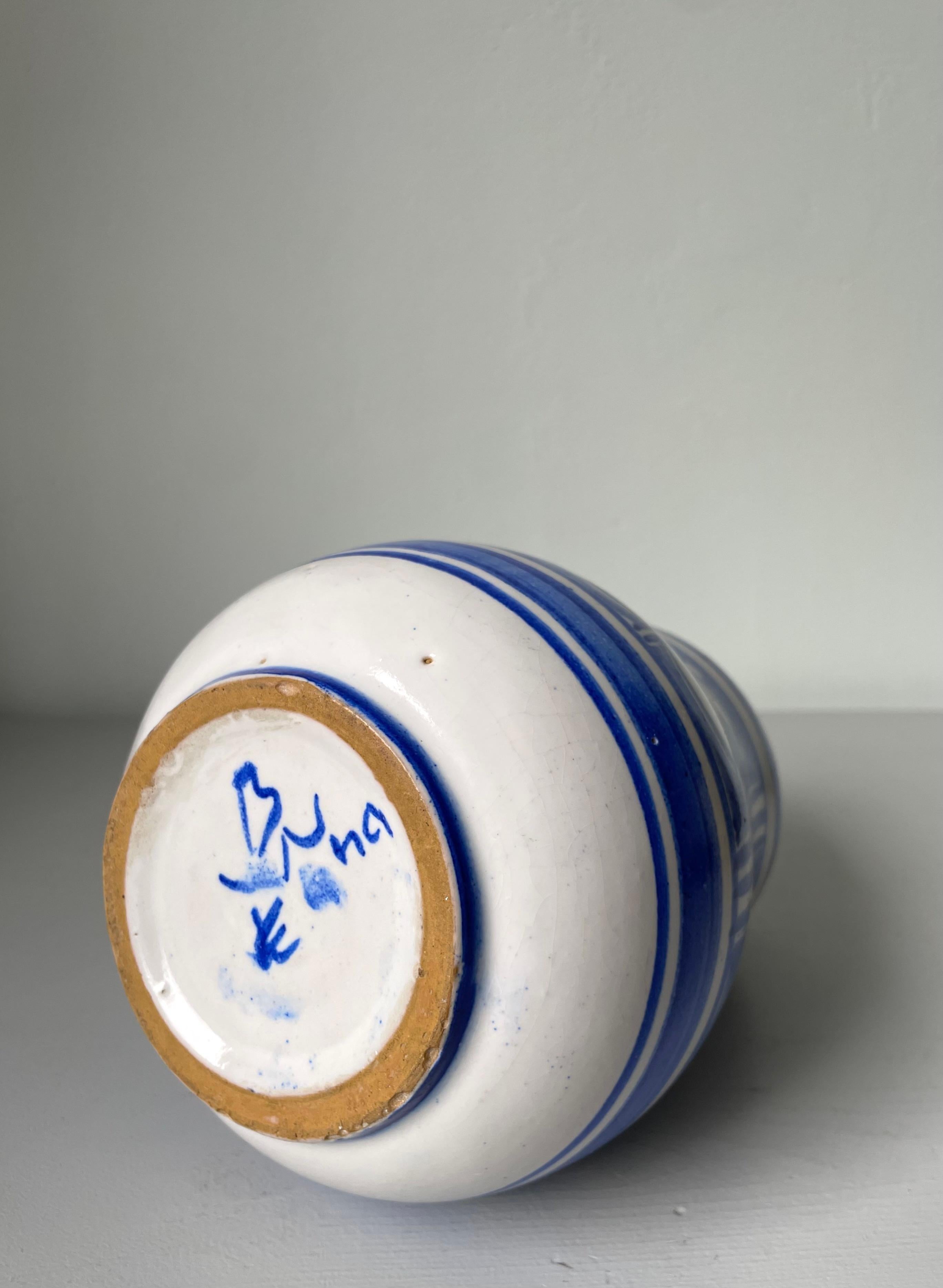 Nordic White Handdekorierte blaue, geblümte Keramikvase in Weiß, 1950er Jahre im Angebot 8