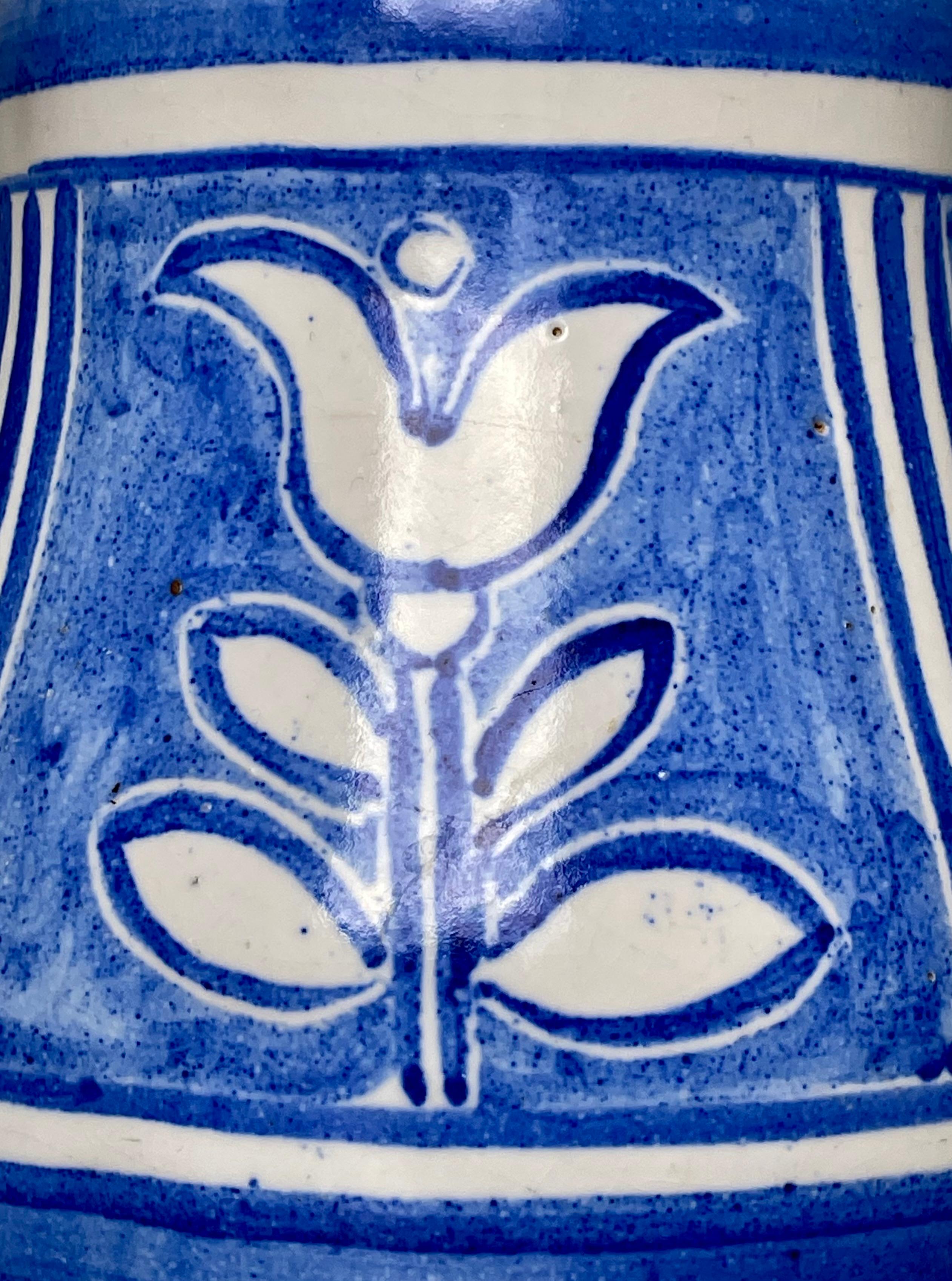 Nordic White Handdekorierte blaue, geblümte Keramikvase in Weiß, 1950er Jahre (20. Jahrhundert) im Angebot