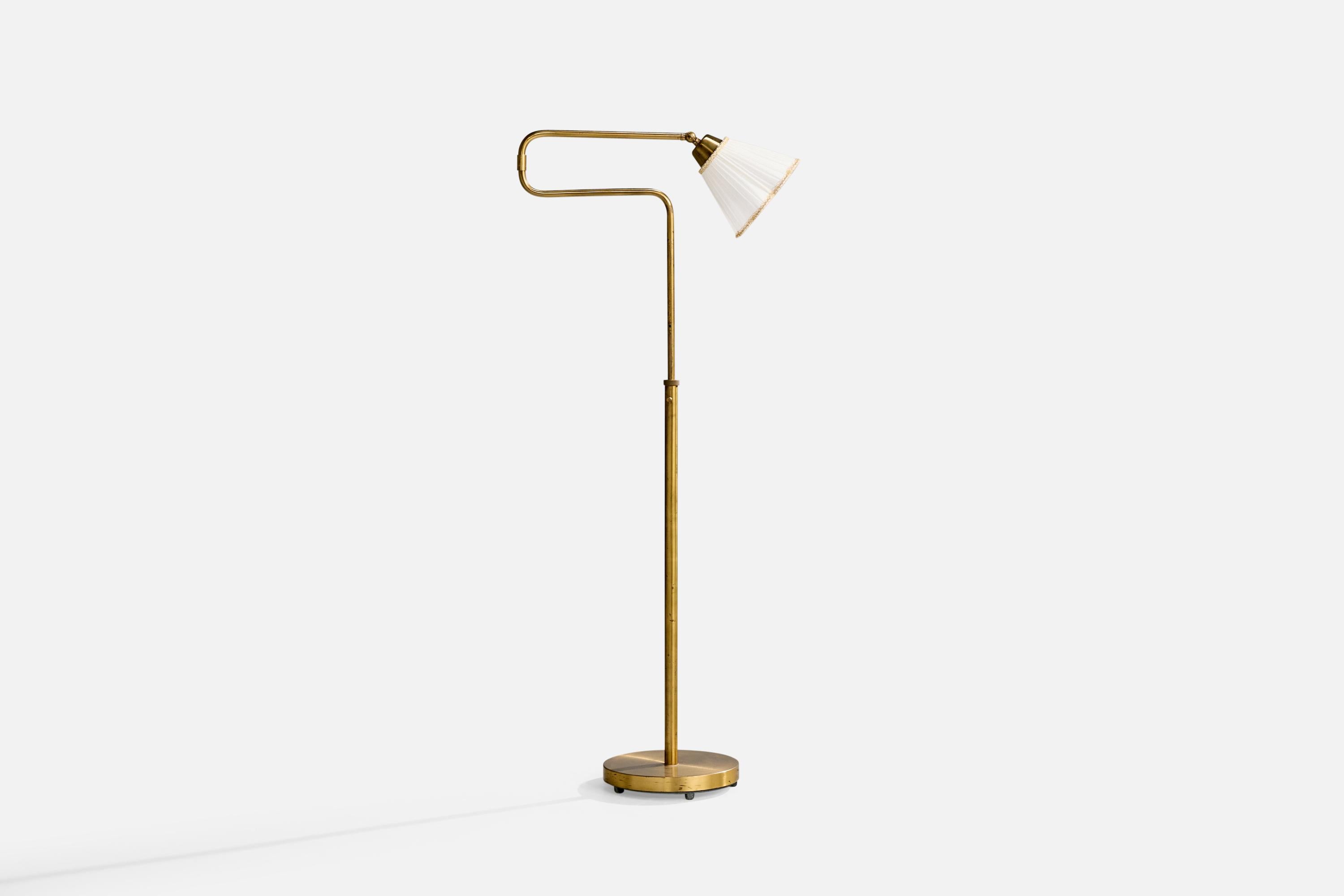Lampadaire réglable en laiton et en tissu conçu et produit par Nordiska Kompaniet, Suède, années 1940.

Dimensions globales (pouces) : 54.5 