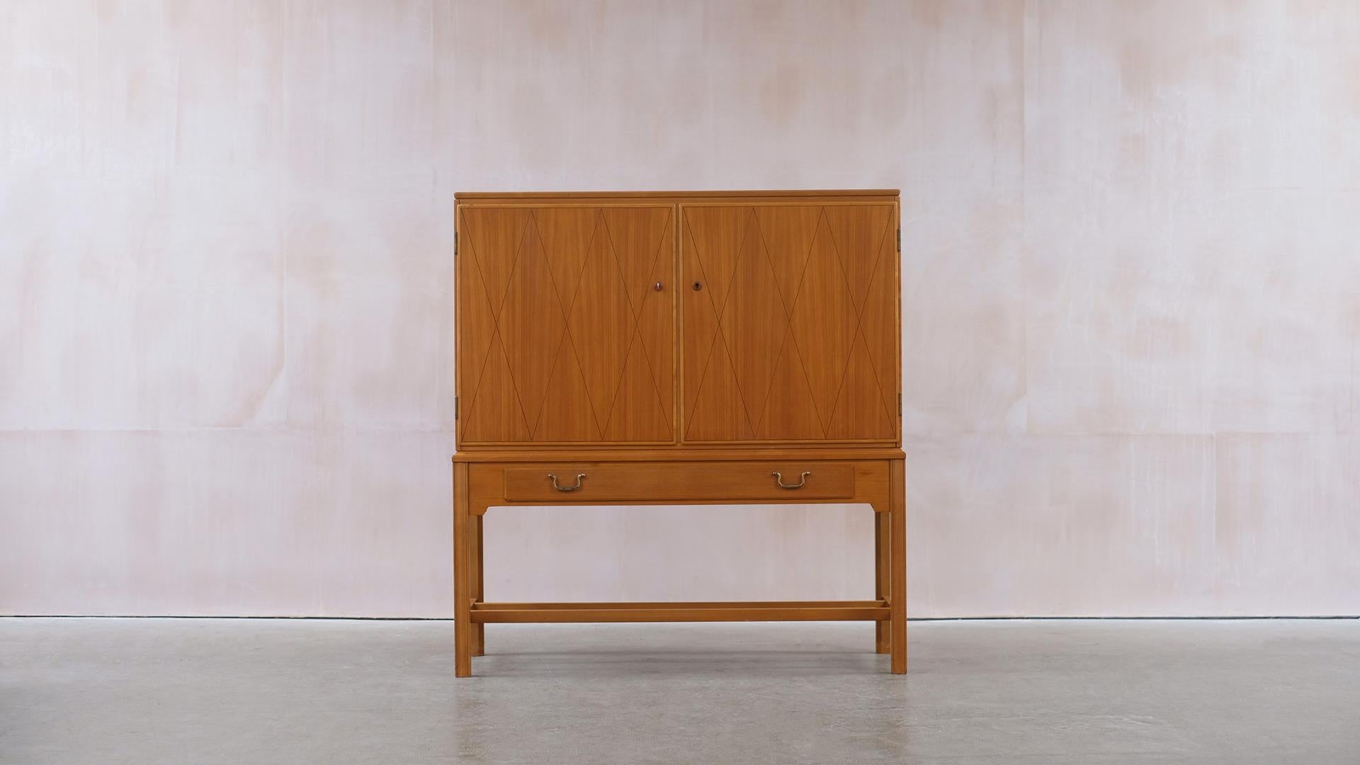 Ultra elegant cabinet in two tone birch and walnut designed by Carl-Axel Acking for Nordiska Kompaniet, Sweden 1940’s . Great piece with lovely details and very nice proportions.