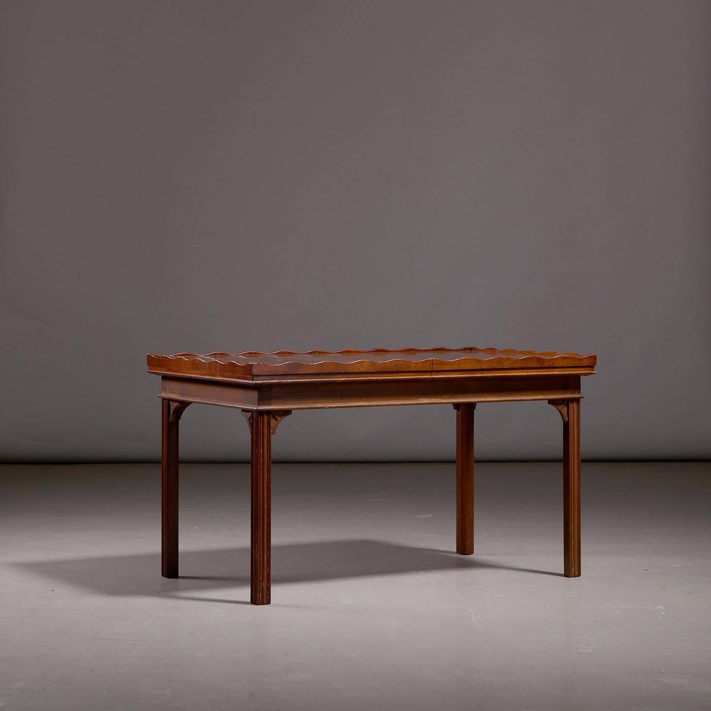 Table basse à rallonge produite par NK Nordiska Kompaniet dans les années 1940. Beeche, acajou. Plaque en laiton du fabricant sur le dessous 