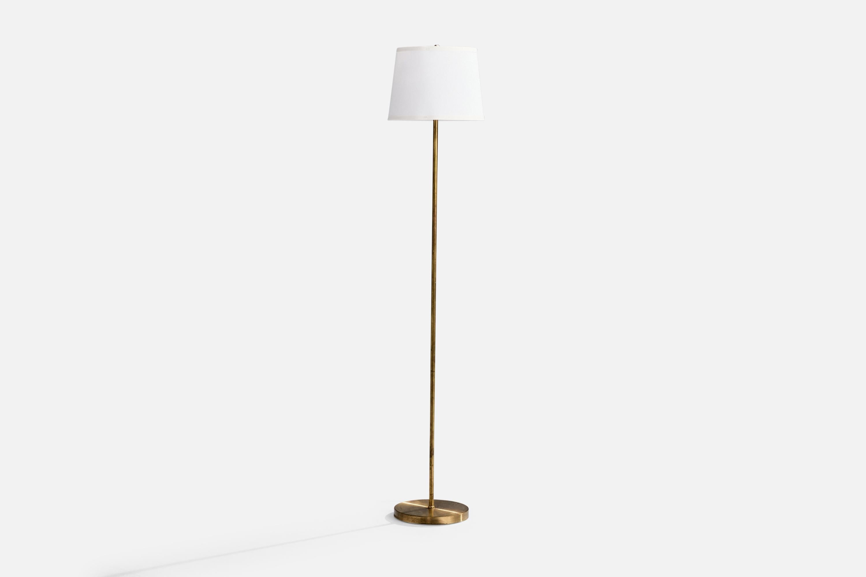 Stehlampe aus Messing und weißem Stoff, hergestellt von Nordiska Kompaniet, Schweden, ca. 1940er Jahre.

Abmessungen der Lampe mit Schirm (Zoll): 59.9 