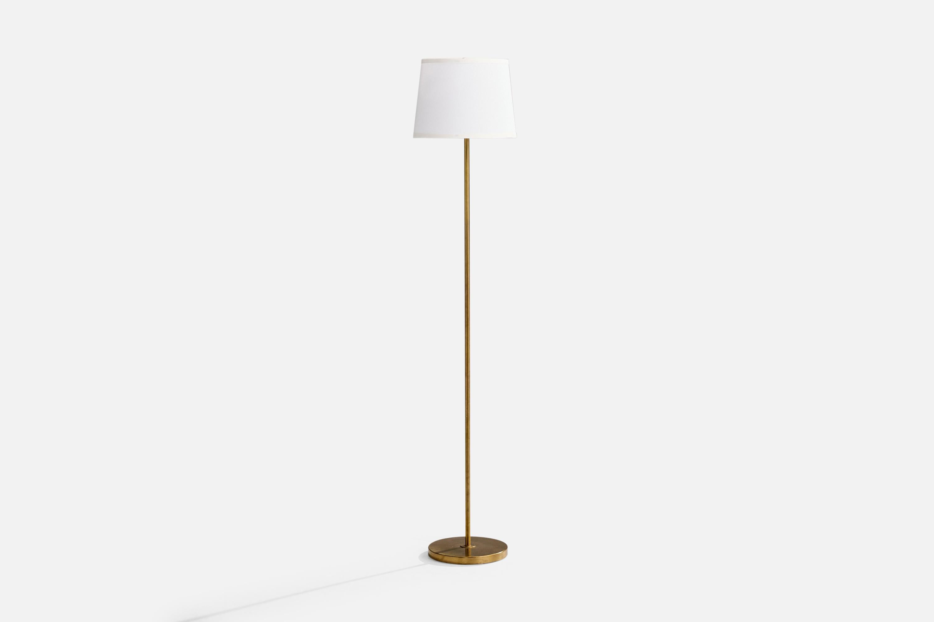 Stehlampe aus Messing und weißem Stoff, hergestellt von Nordiska Kompaniet, Schweden, ca. 1940er Jahre.

Abmessungen der Lampe mit Schirm (Zoll): 59.25 