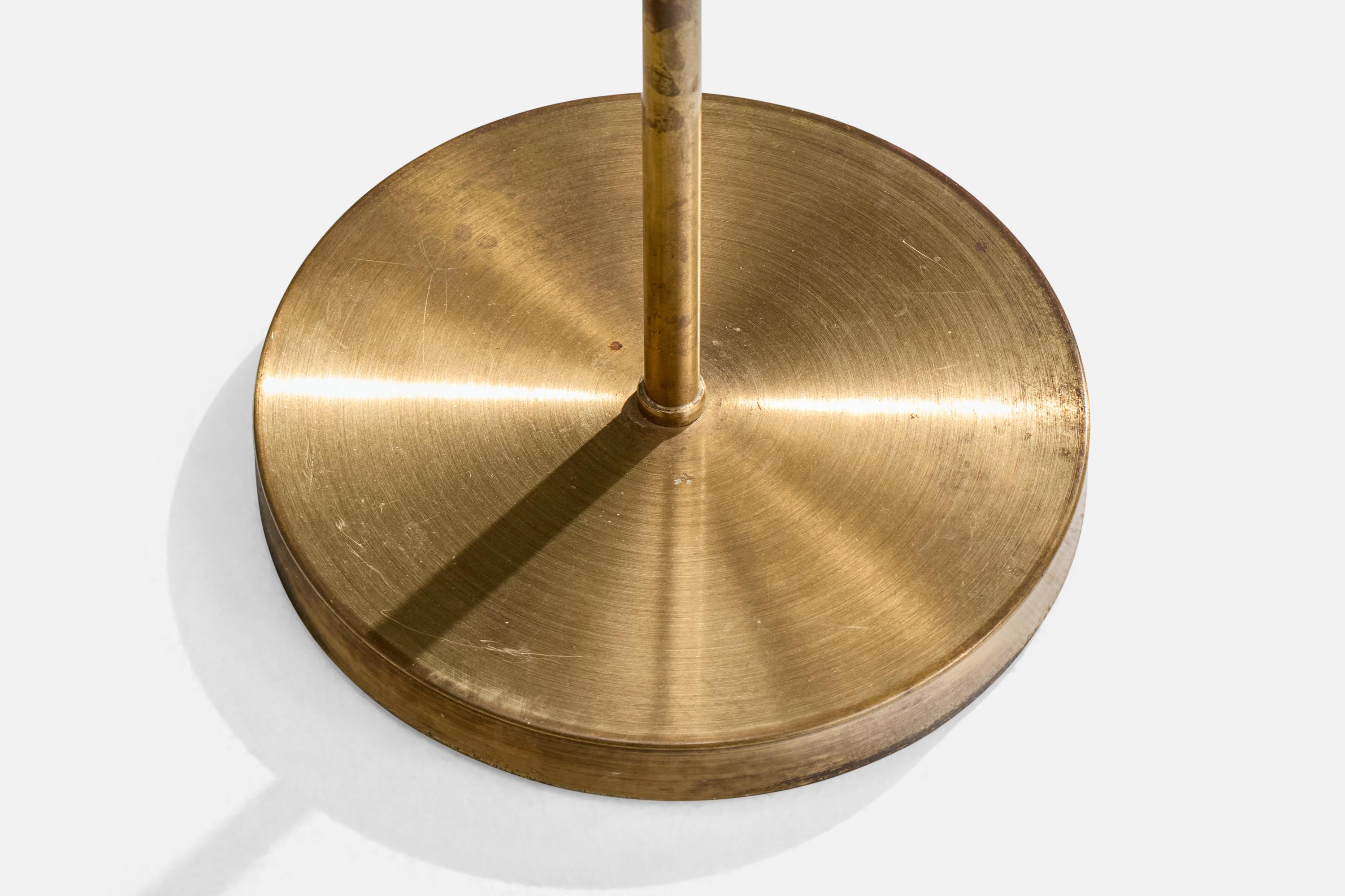 Nordiska Kompaniet, Stehlampe, Messing, Stoff, Schweden, 1940er Jahre (Mitte des 20. Jahrhunderts) im Angebot