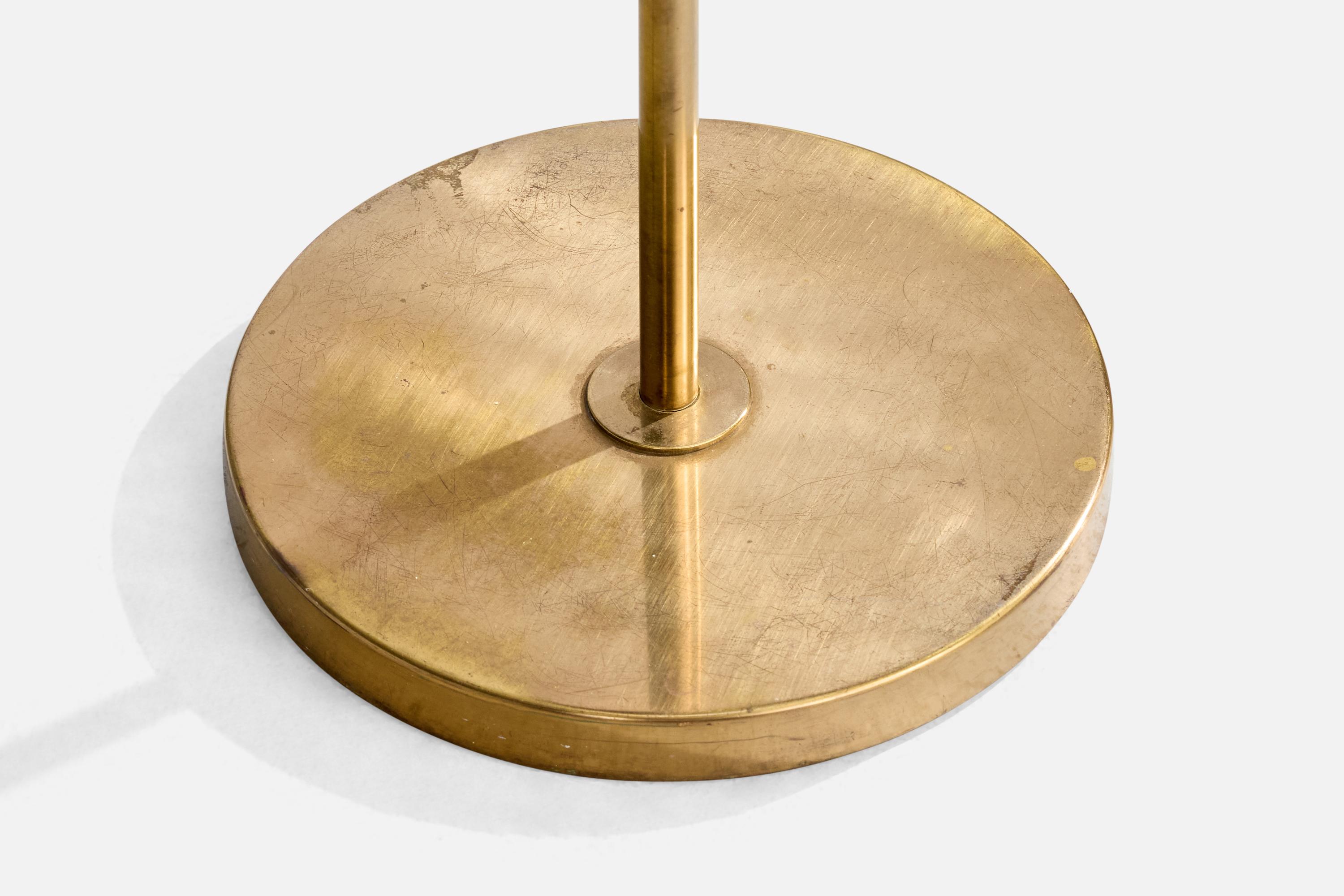 Nordiska Kompaniet, Stehlampe, Messing, Stoff, Schweden, 1940er Jahre (Mitte des 20. Jahrhunderts) im Angebot