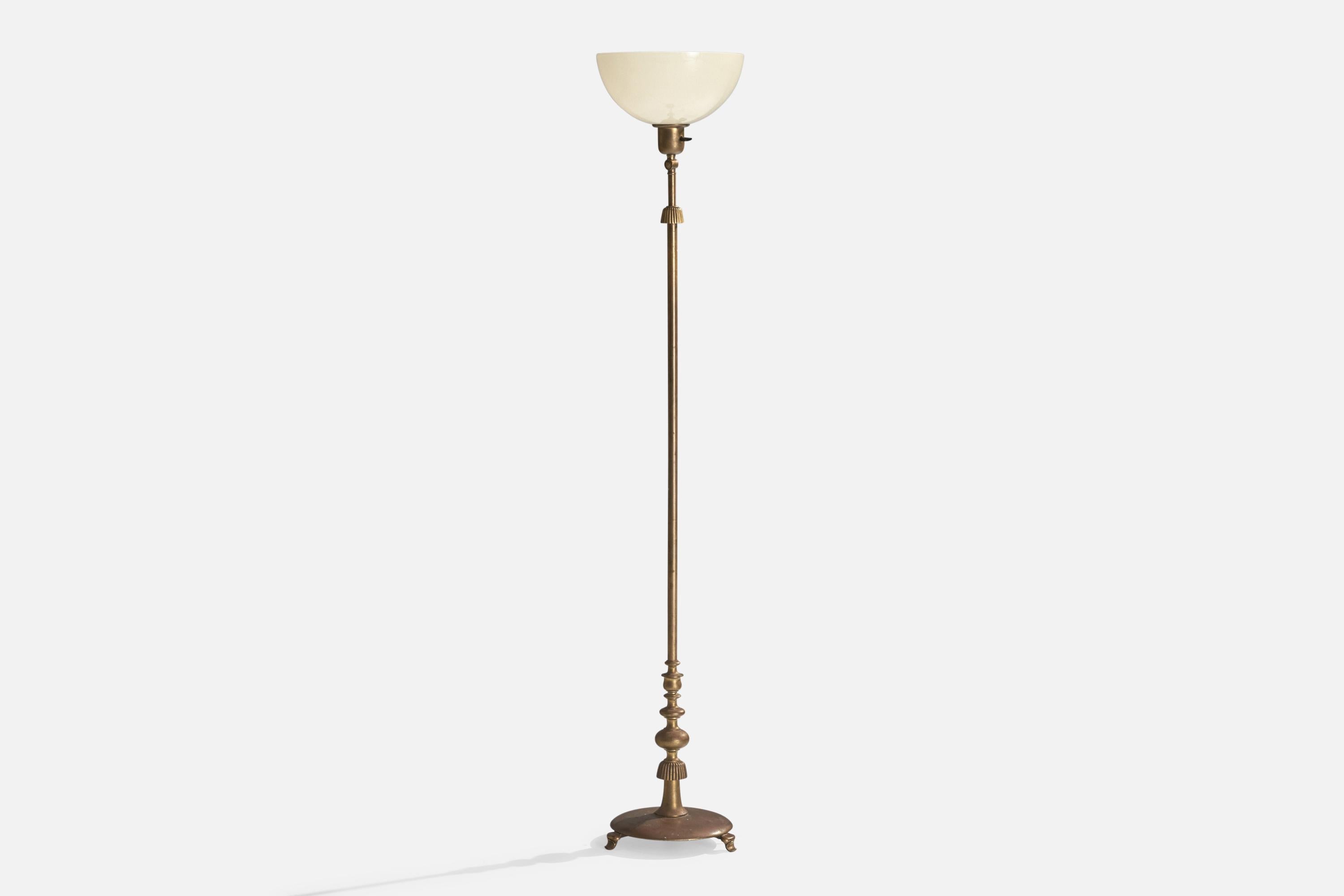 Lampadaire réglable en laiton et verre opalin produit par Nordiska Kompaniet, Suède, années 1930.

Dimensions de la lampe (pouces) : 45.5