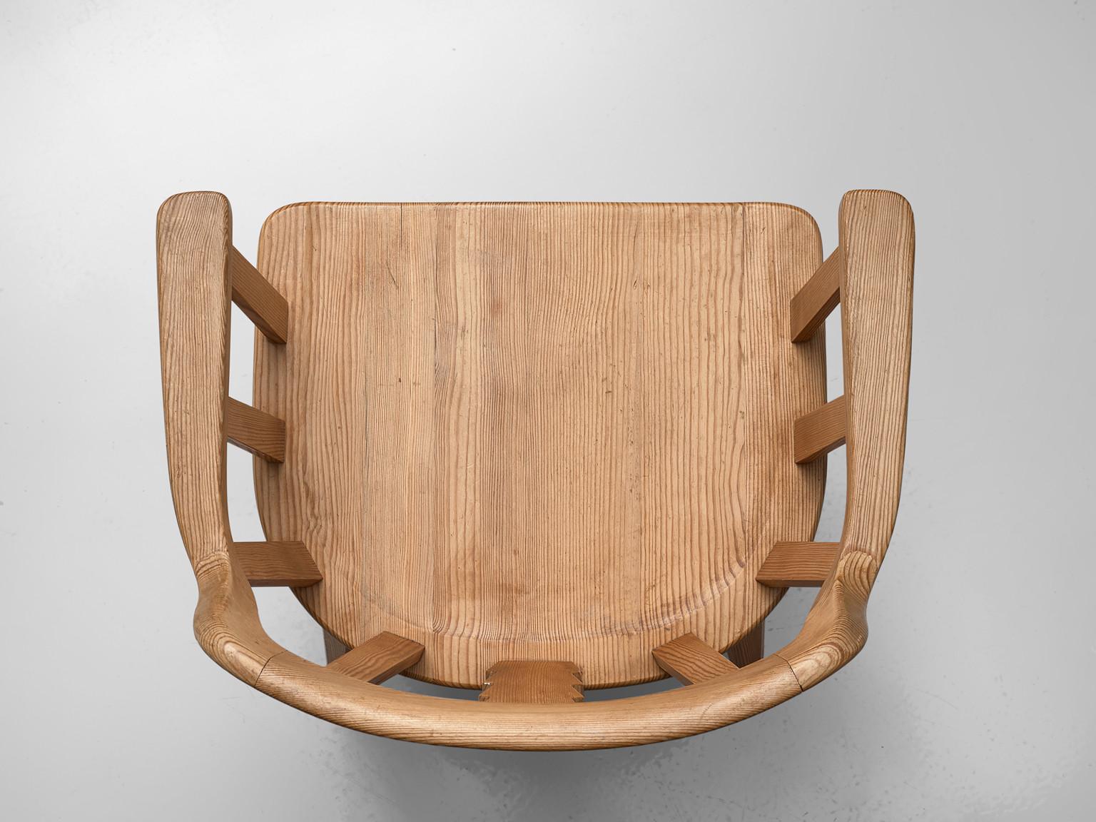 Nordiska Kompaniet, pair of armchairs model 'Ekerö, pine, Sweden, 1930s

Elegant pair of armchairs by Nordiska Kompaniet from the 1930s. The ‘Ekerö’ furniture line that also includes dining chairs and a sofa is characterized by vertical slats in the