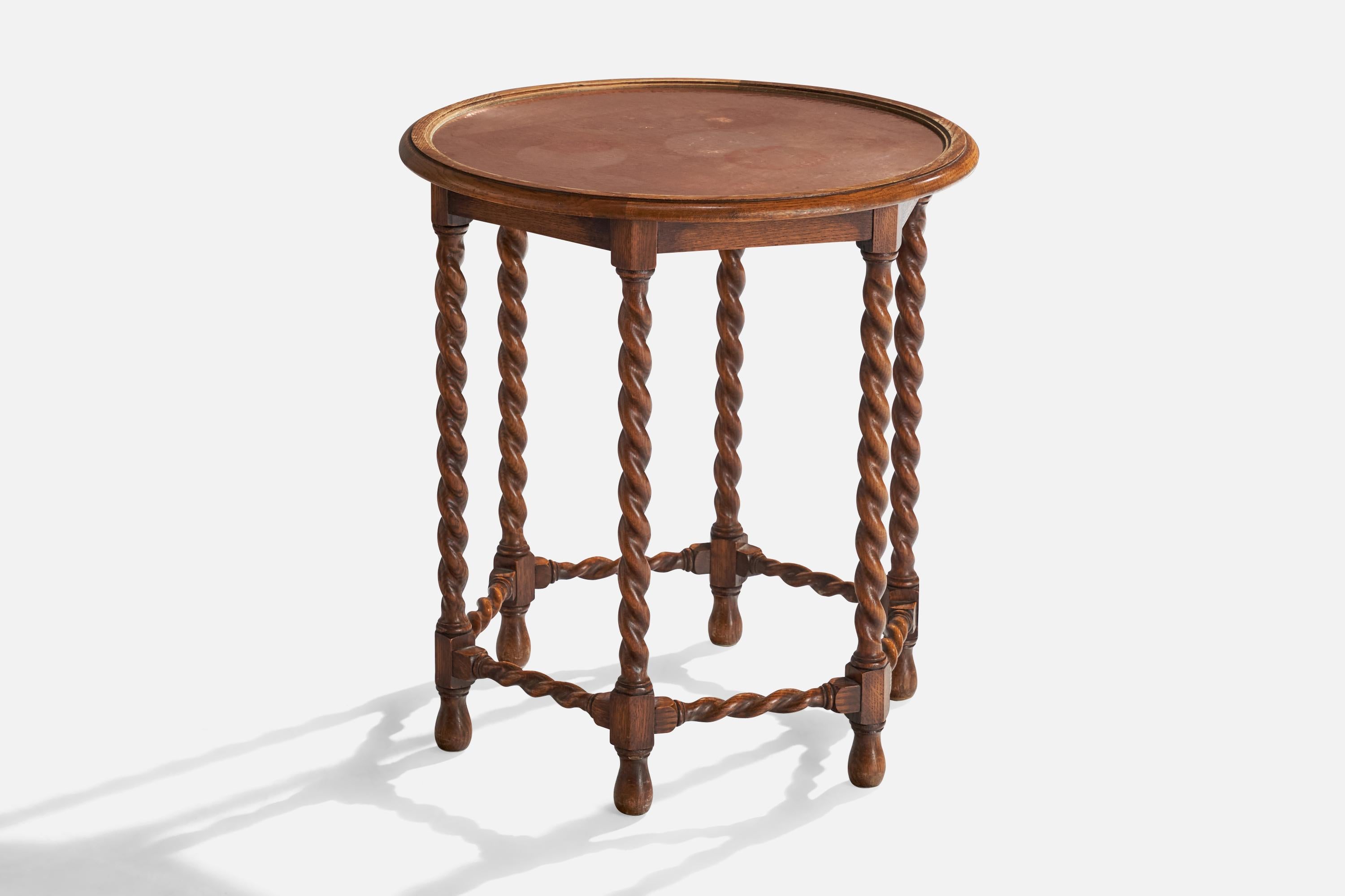 Table d'appoint en chêne teinté et cuivre, conçue et produite par Nordiska Companies, Suède, C.C. 1920.
