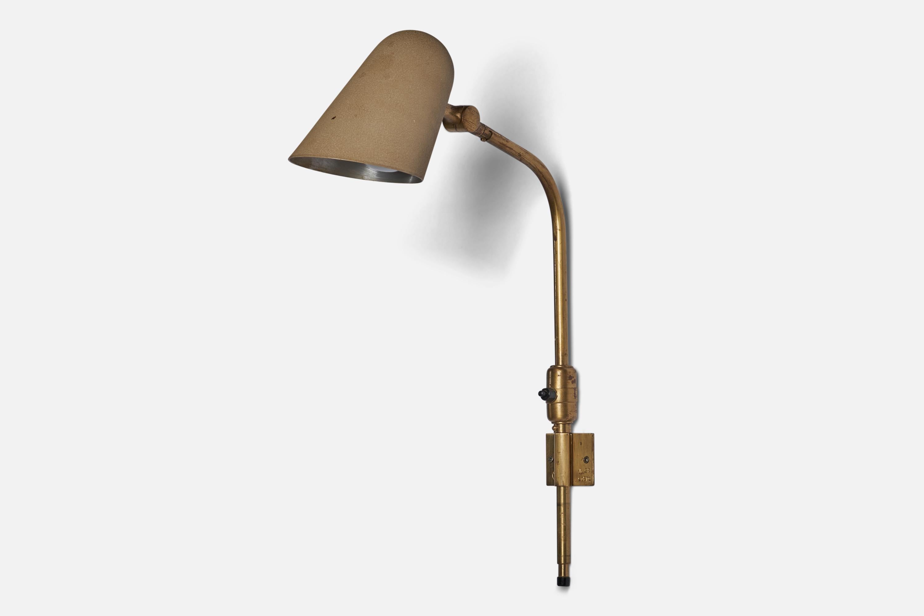 A brass and beige-lacquered metal wall light produced by Nordiska Kompaniet, Sweden, 1940s.

Overall Dimensions (inches): 20” H x 4.25” W x 12.5” D
Back Plate Dimensions (inches): 2” H x 2.4” W
Bulb Specifications: E-26 Bulb
Number of Sockets: 1
All