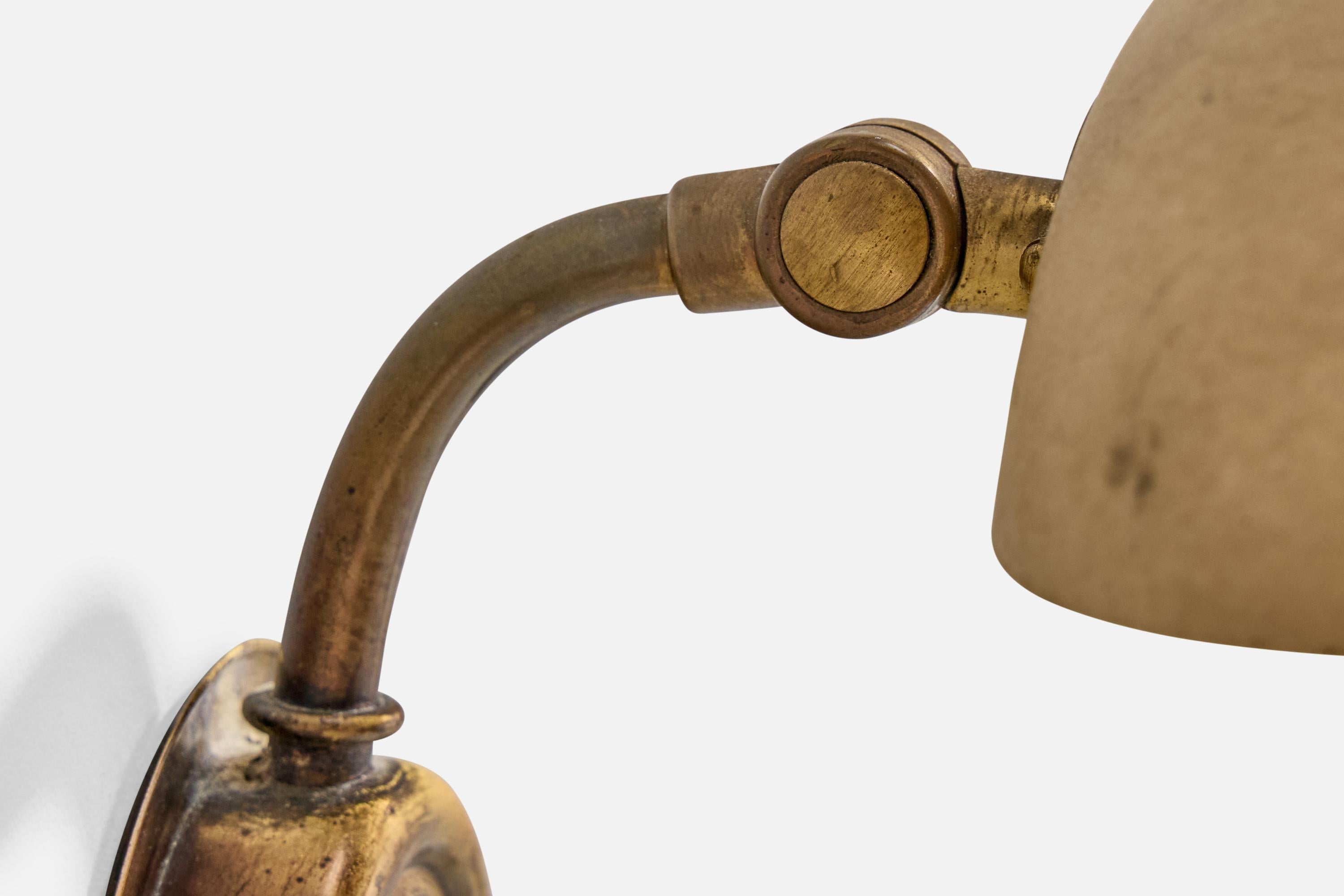 Milieu du XXe siècle Nordiska Kompaniet, Wall Light, laiton, métal, Suède, années 1940 en vente