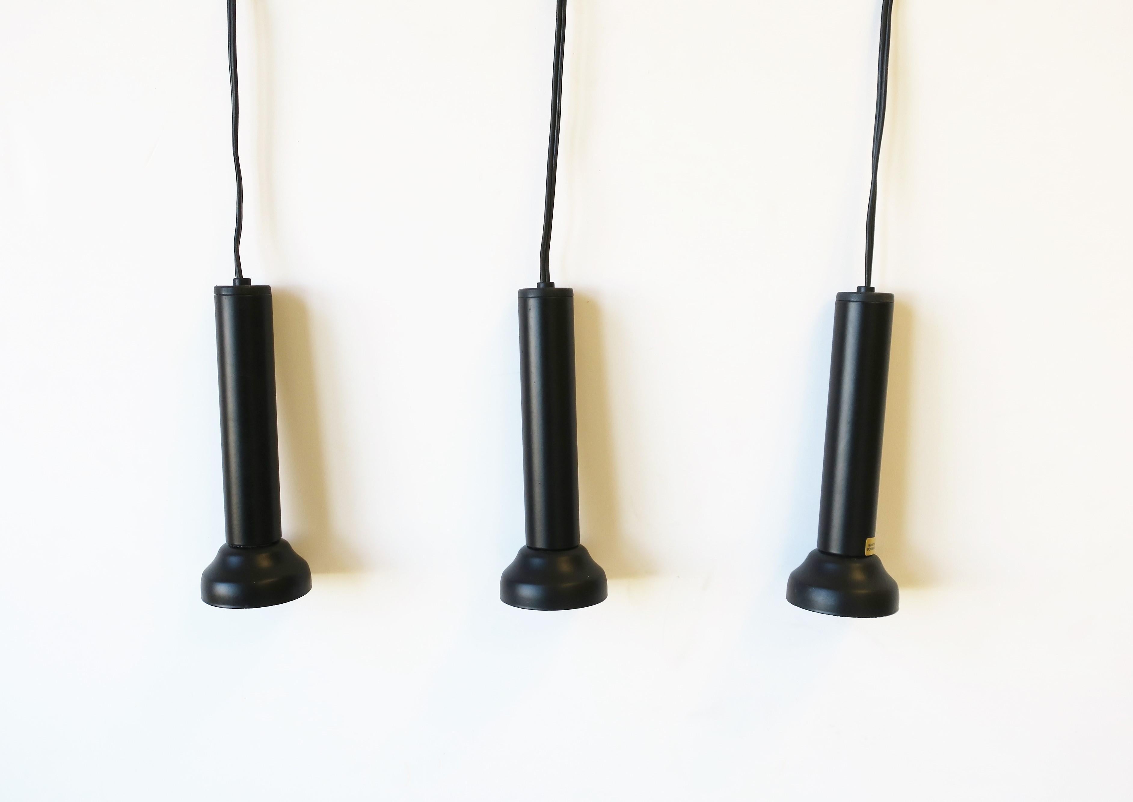 20ième siècle Lampes à suspension danoises postmodernes scandinaves noires par NordLux, lot de 3 en vente