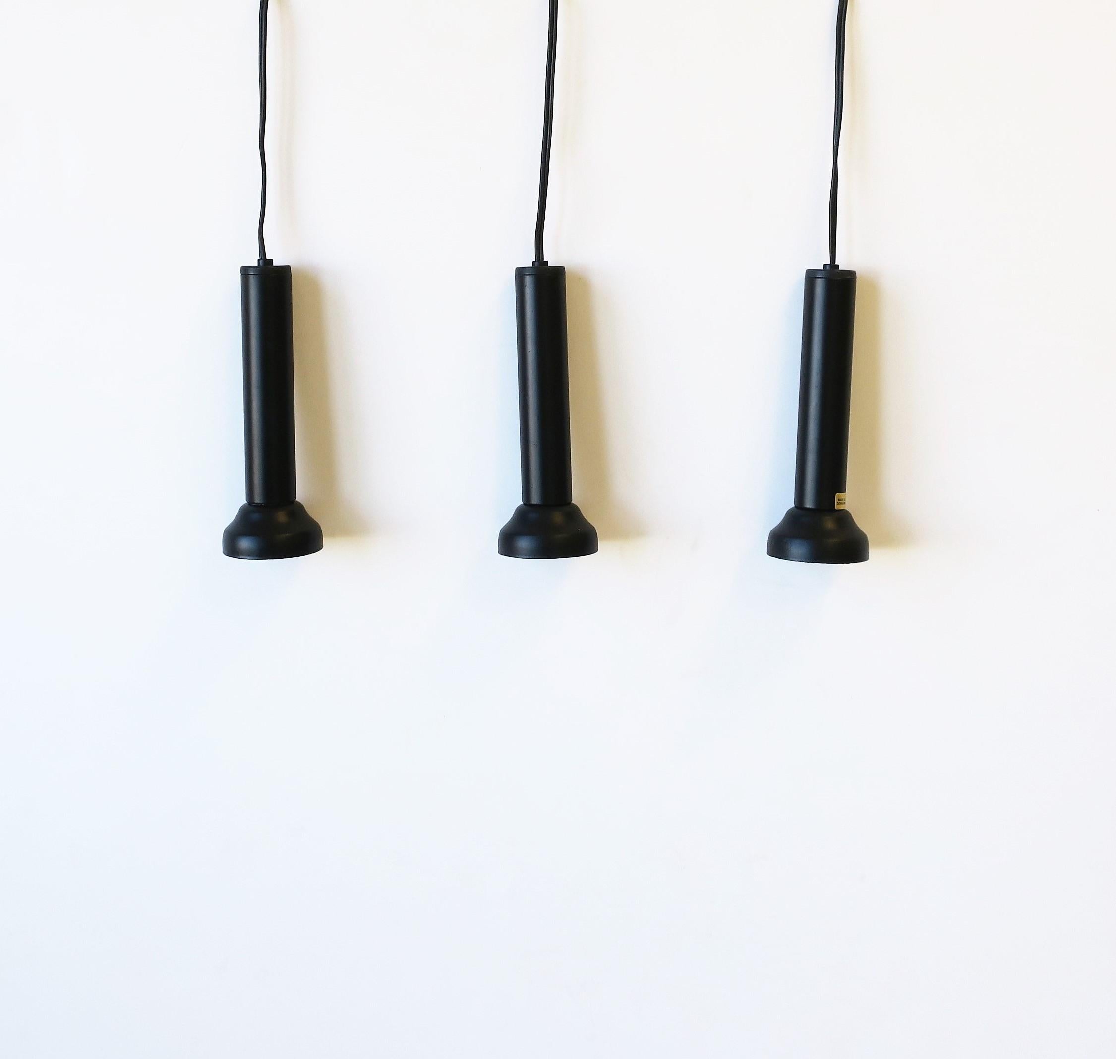 Émail Lampes à suspension danoises postmodernes scandinaves noires par NordLux, lot de 3 en vente