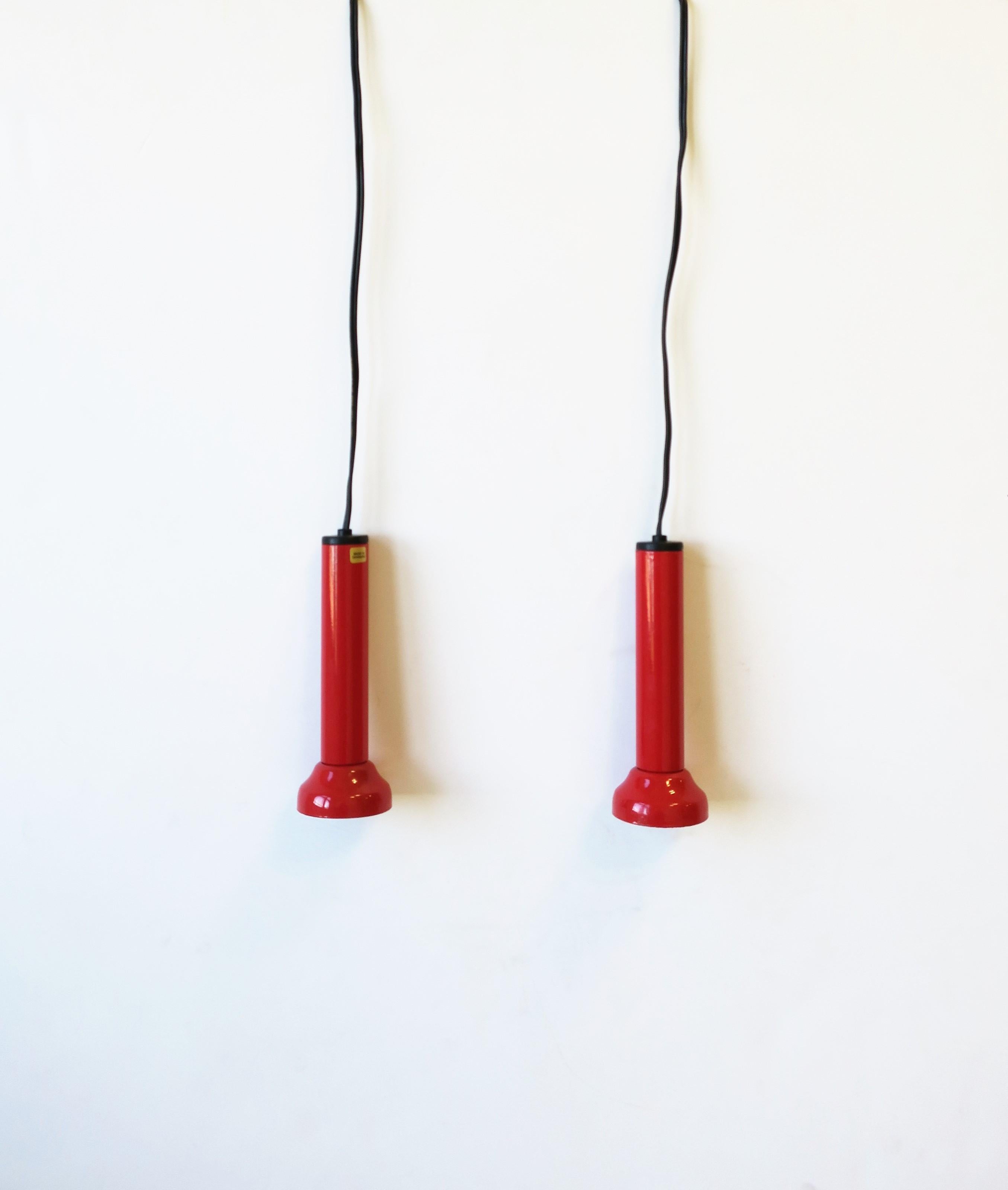 Coppia/set di due (2) lampade a sospensione postmoderne danesi in smalto rosso lucido di NordLux, circa fine XX secolo, Danimarca. Ognuno di essi reca la dicitura 