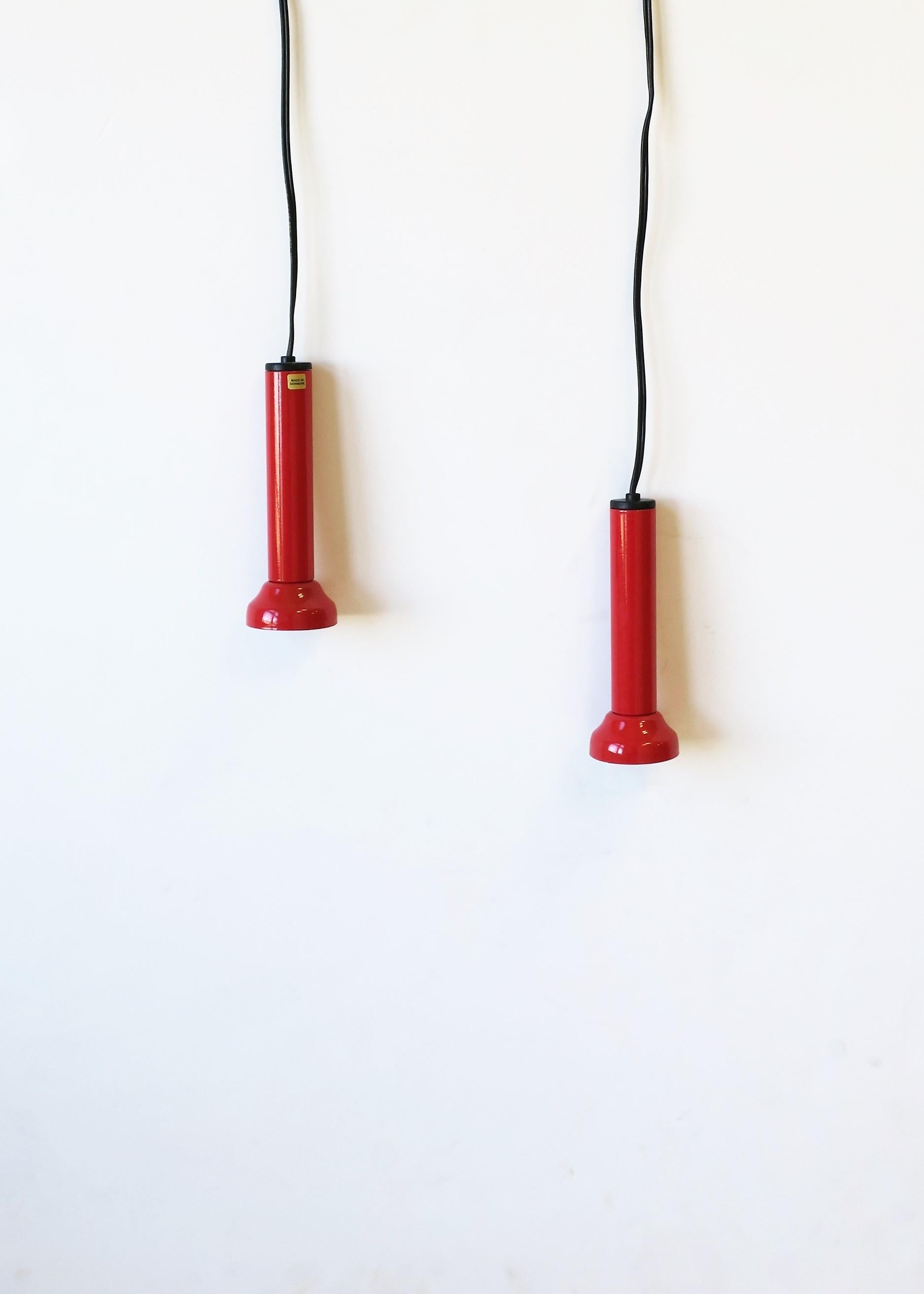 Postmoderne Paire de lampes à suspension scandinaves danoises postmodernes rouges par NordLux en vente