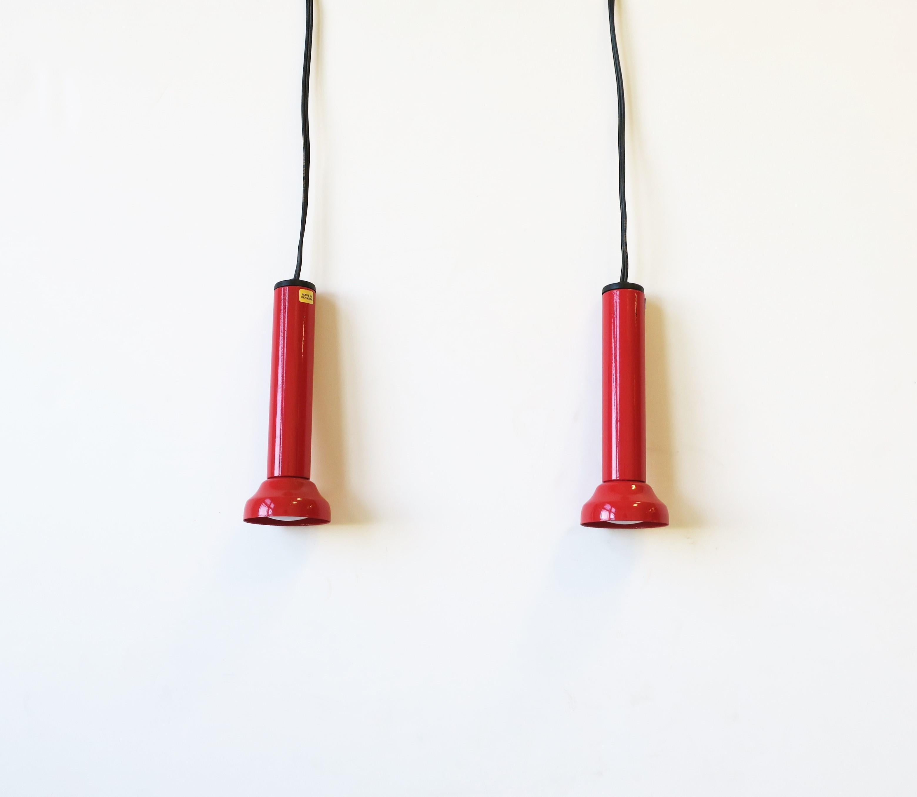 20ième siècle Paire de lampes à suspension scandinaves danoises postmodernes rouges par NordLux en vente