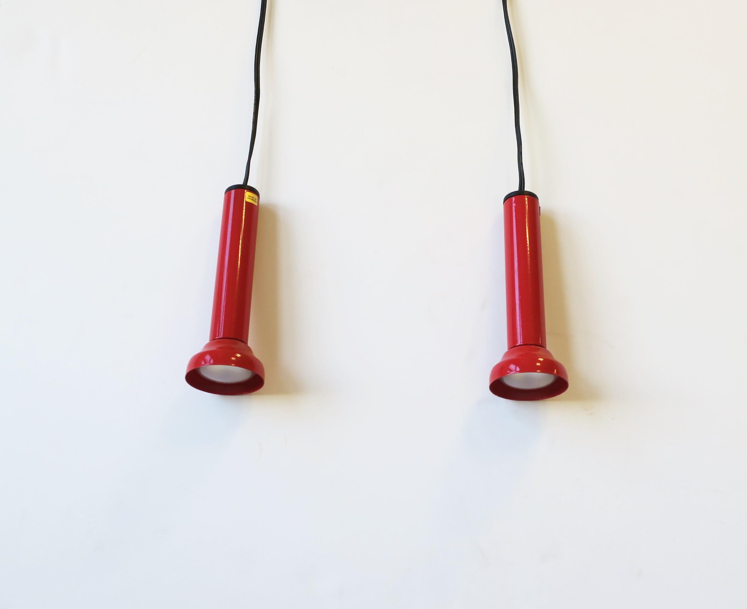 Émail Paire de lampes à suspension scandinaves danoises postmodernes rouges par NordLux en vente