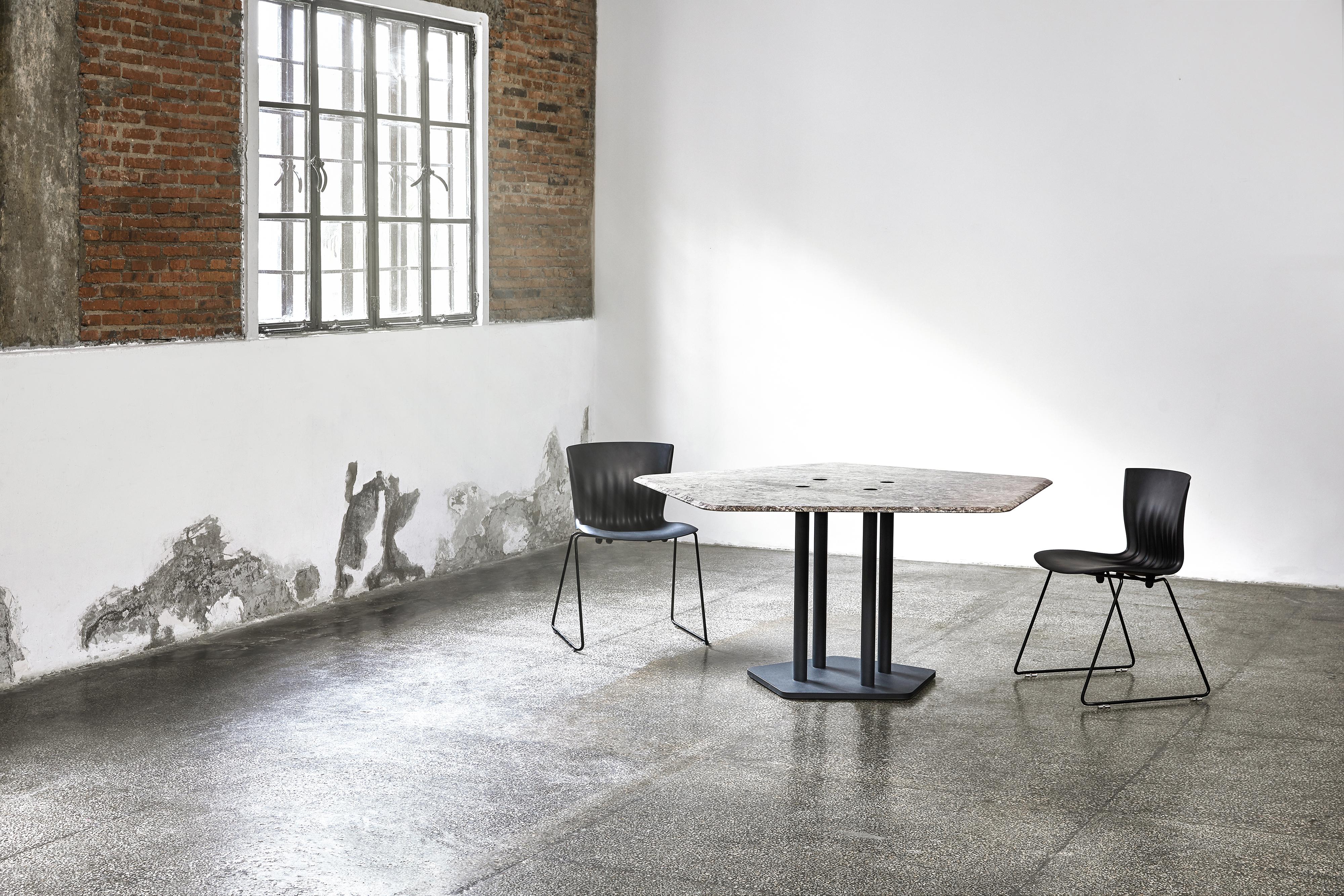 Métal Table de salle à manger NORDST ELI, marbre gris Rain italien, design moderne danois, nouveau en vente