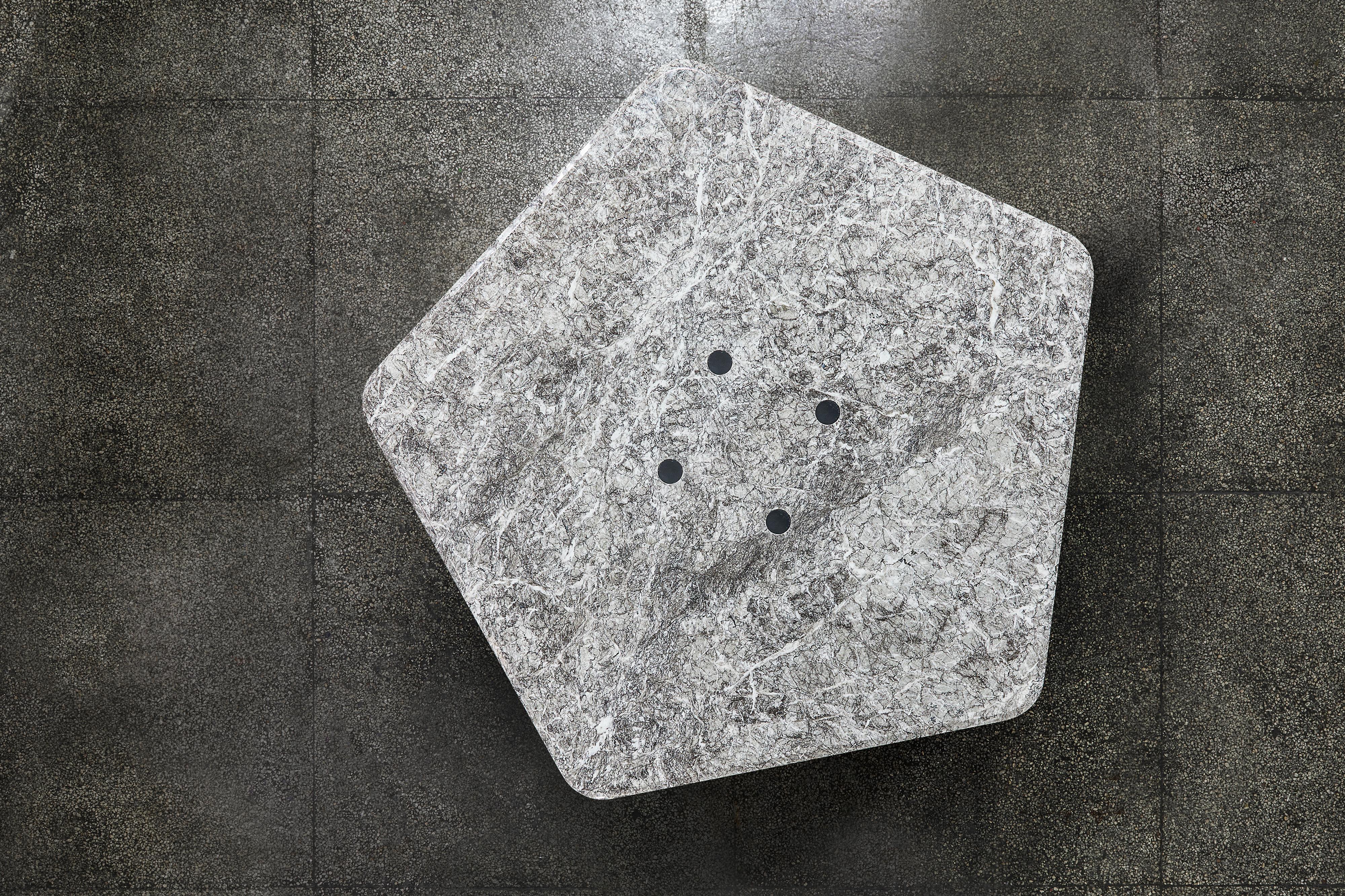Table de salle à manger NORDST ELI, marbre gris Rain italien, design moderne danois, nouveau Neuf - En vente à Rungsted Kyst, DK