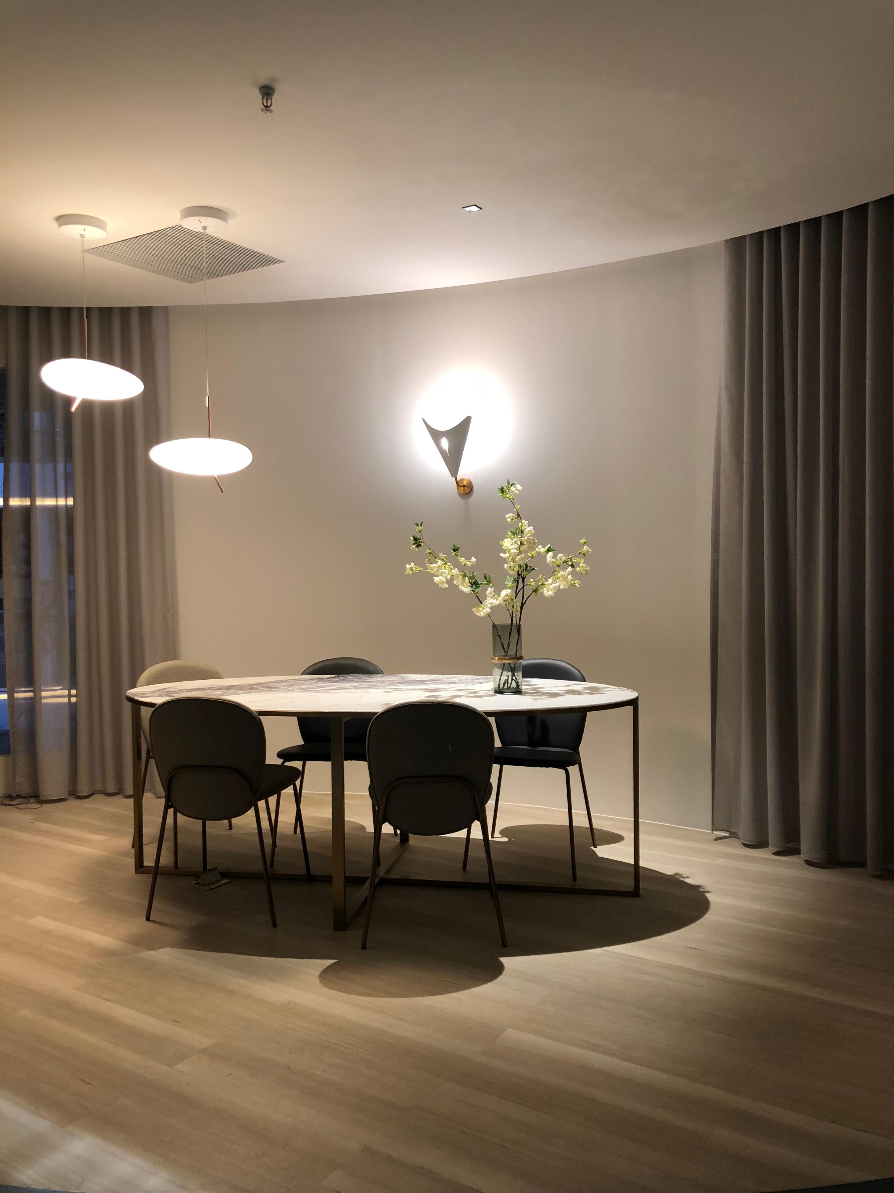 XXIe siècle et contemporain Table de salle à manger NORDST MIA, marbre gris Rain italien, design moderne danois, nouveau en vente