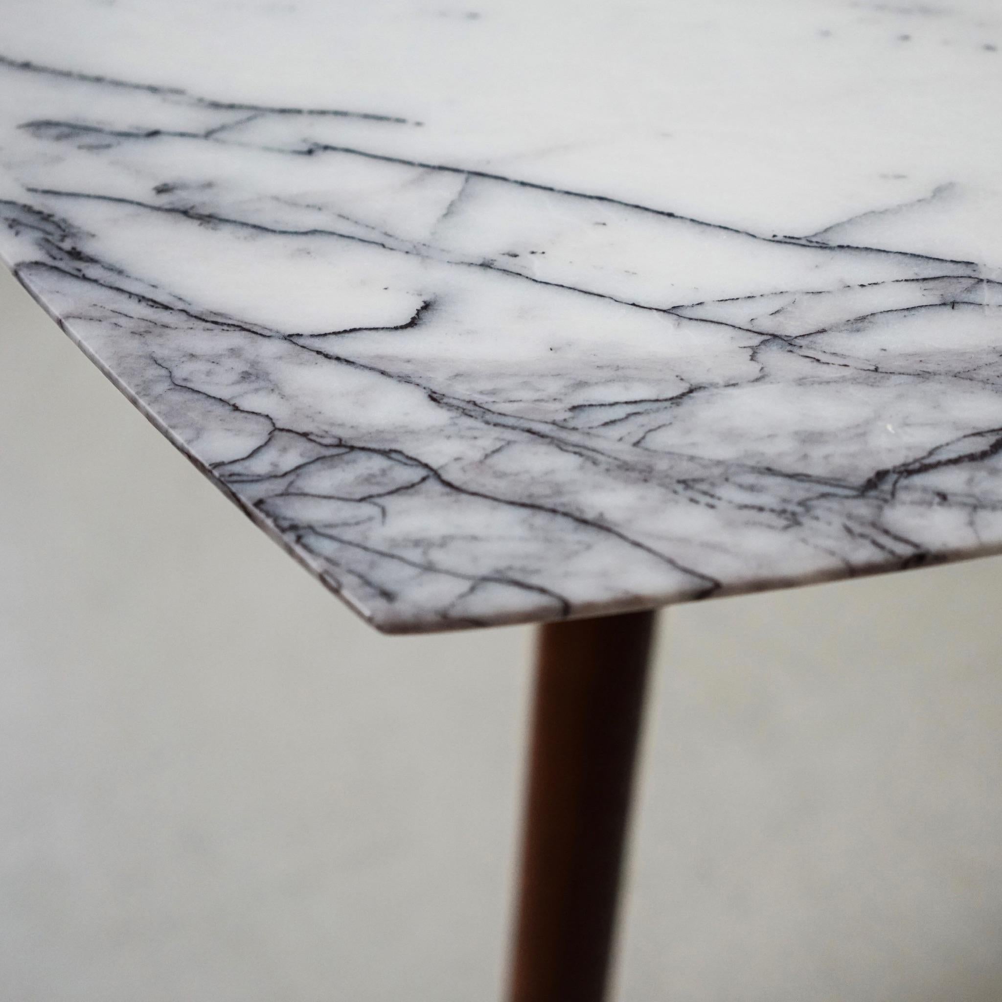 XXIe siècle et contemporain Table à manger NORDST POUL, marbre blanc Montain italien, design moderne danois en vente