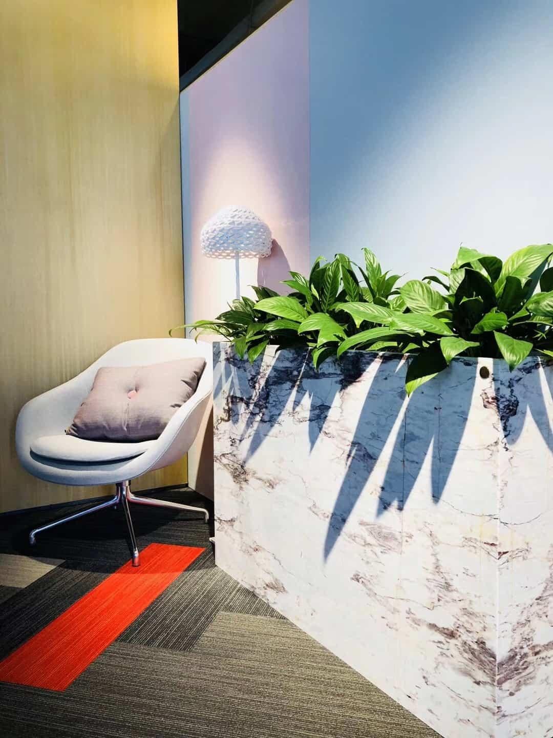 XXIe siècle et contemporain Vases et boîtes à plantes NORDST SUE-A, marbre blanc montagneux, design moderne danois en vente