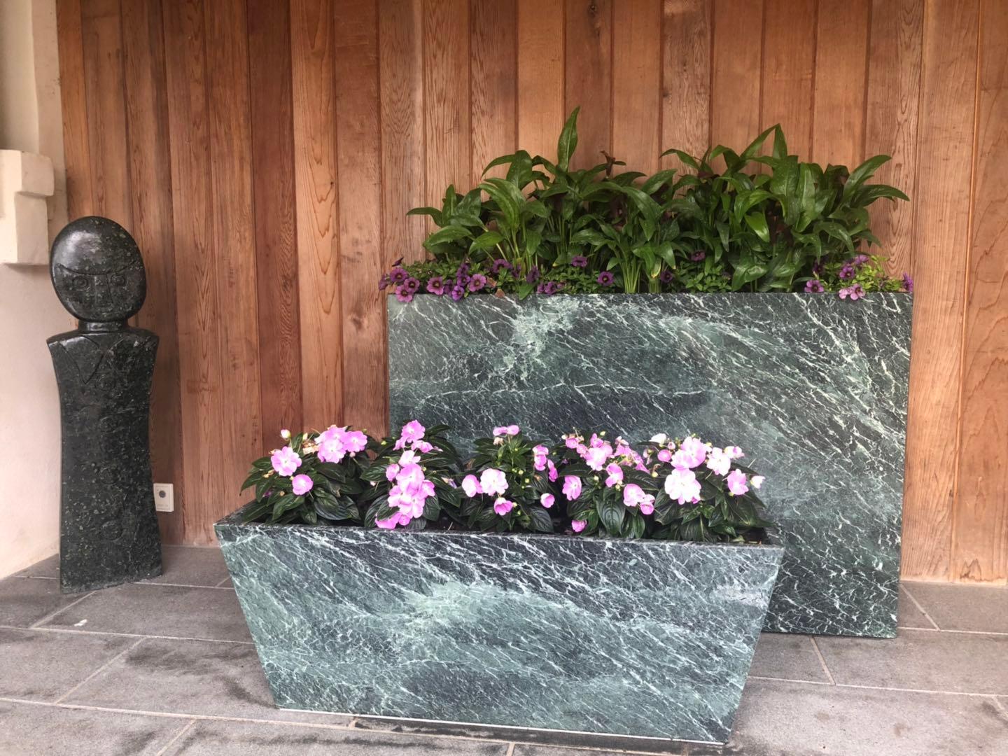 Travertin Vases et boîtes à plantes NORDST SUE-A, marbre blanc montagneux, design moderne danois en vente