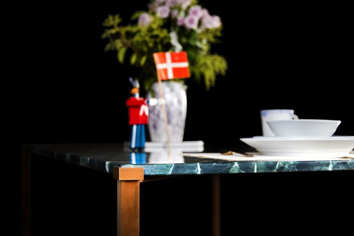𝗣𝗿𝗼𝗱𝘂𝗰𝘁 𝗗𝗲𝘁𝗮𝗶𝗹𝘀 :
Inspirée par les ombres d'une table standard au coucher du soleil, la collection TEDDY compile une série de tables caractérisées par leurs proportions stables et bien équilibrées. Son design donne l'impression que le